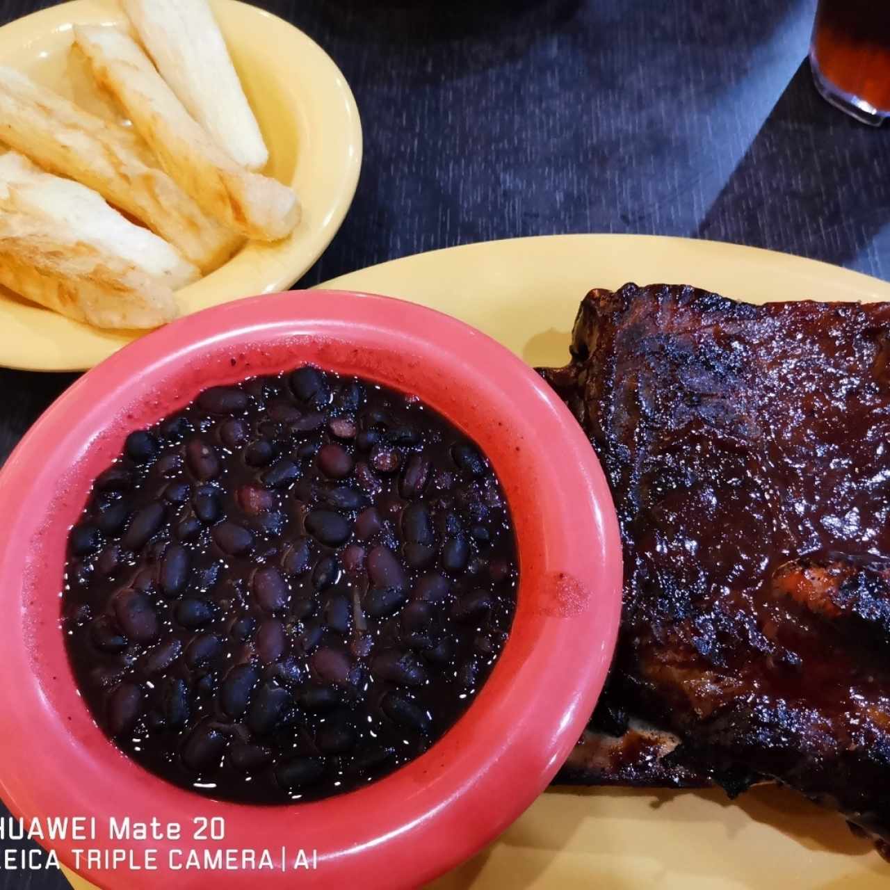 Costilla caribeña con yuca frita y frijoles