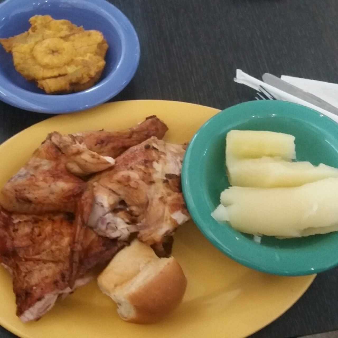 pollo asado, yuda hervida y patacones