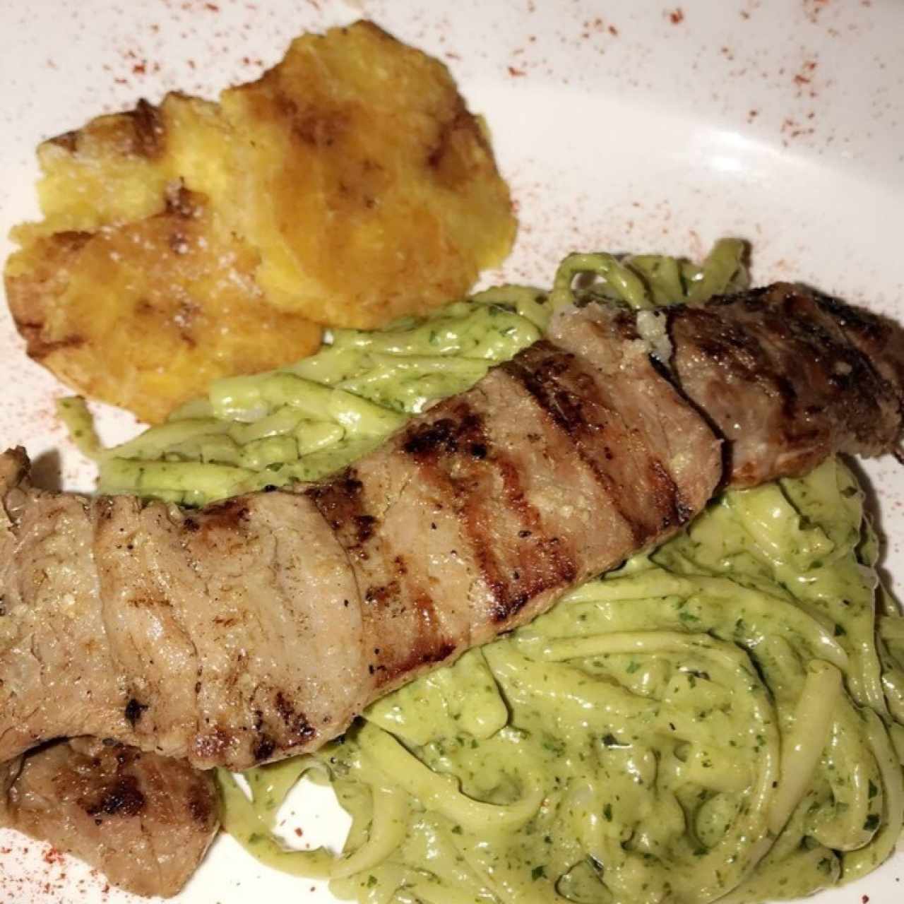 Spaguetti al pesto con filete y extra de Patacones