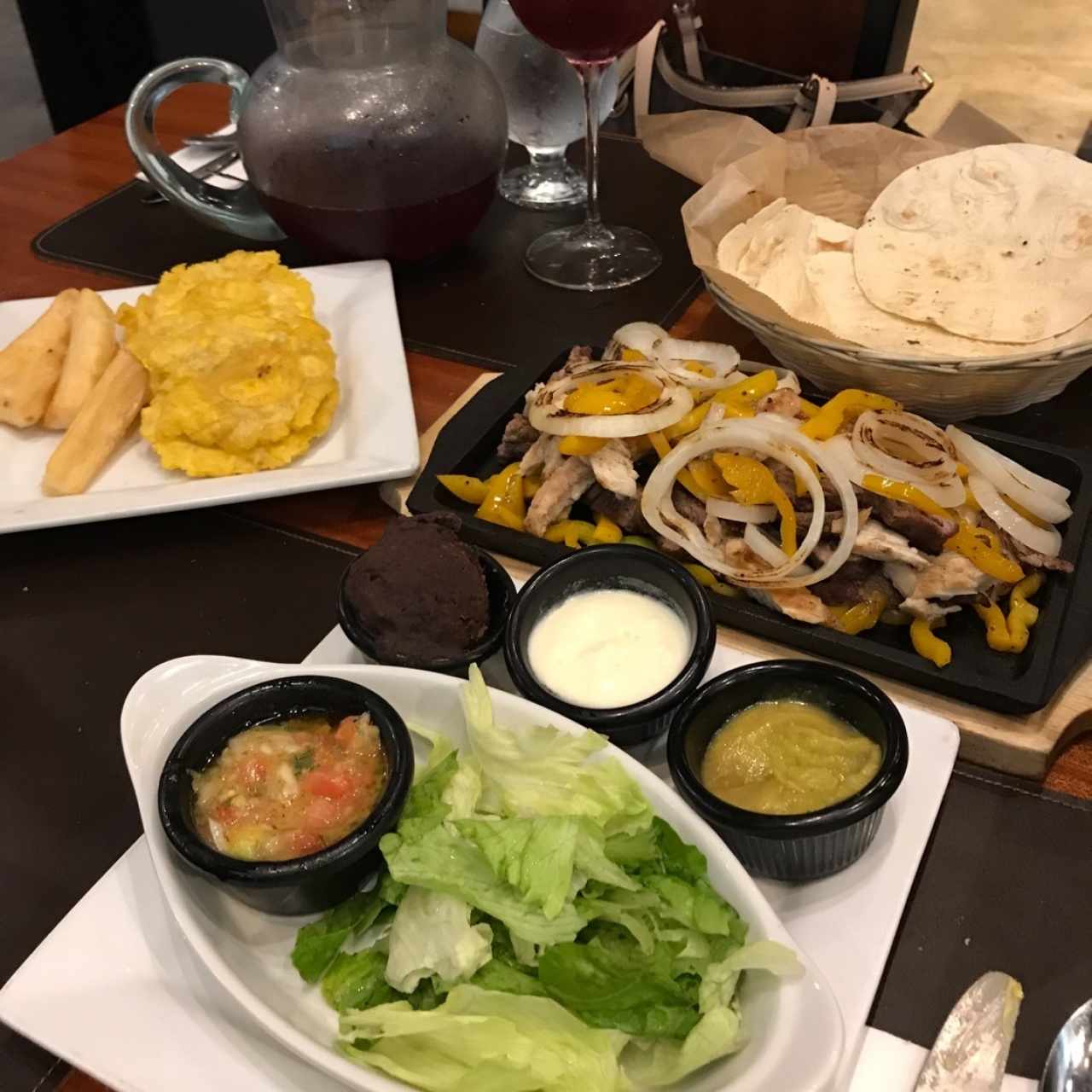 Fajitas Mixtas con Patacones y Yucas fritas. 💪