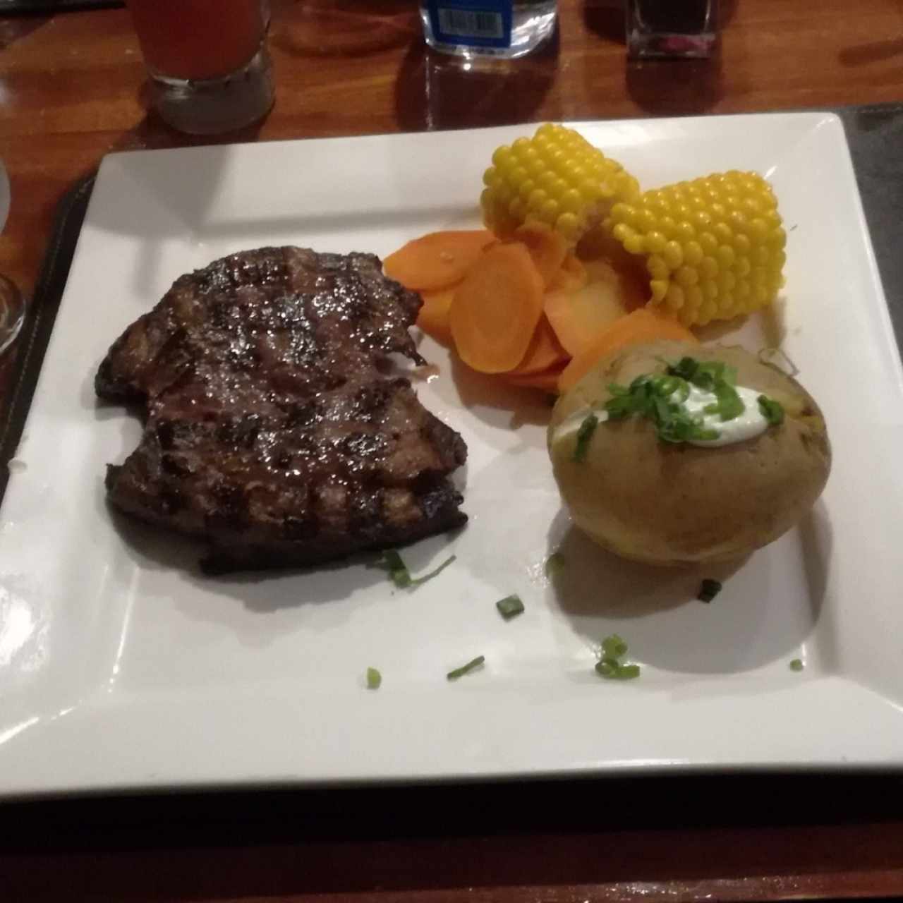 Punta de Palomilla acompañada con papa horneada y vegetales hervidos