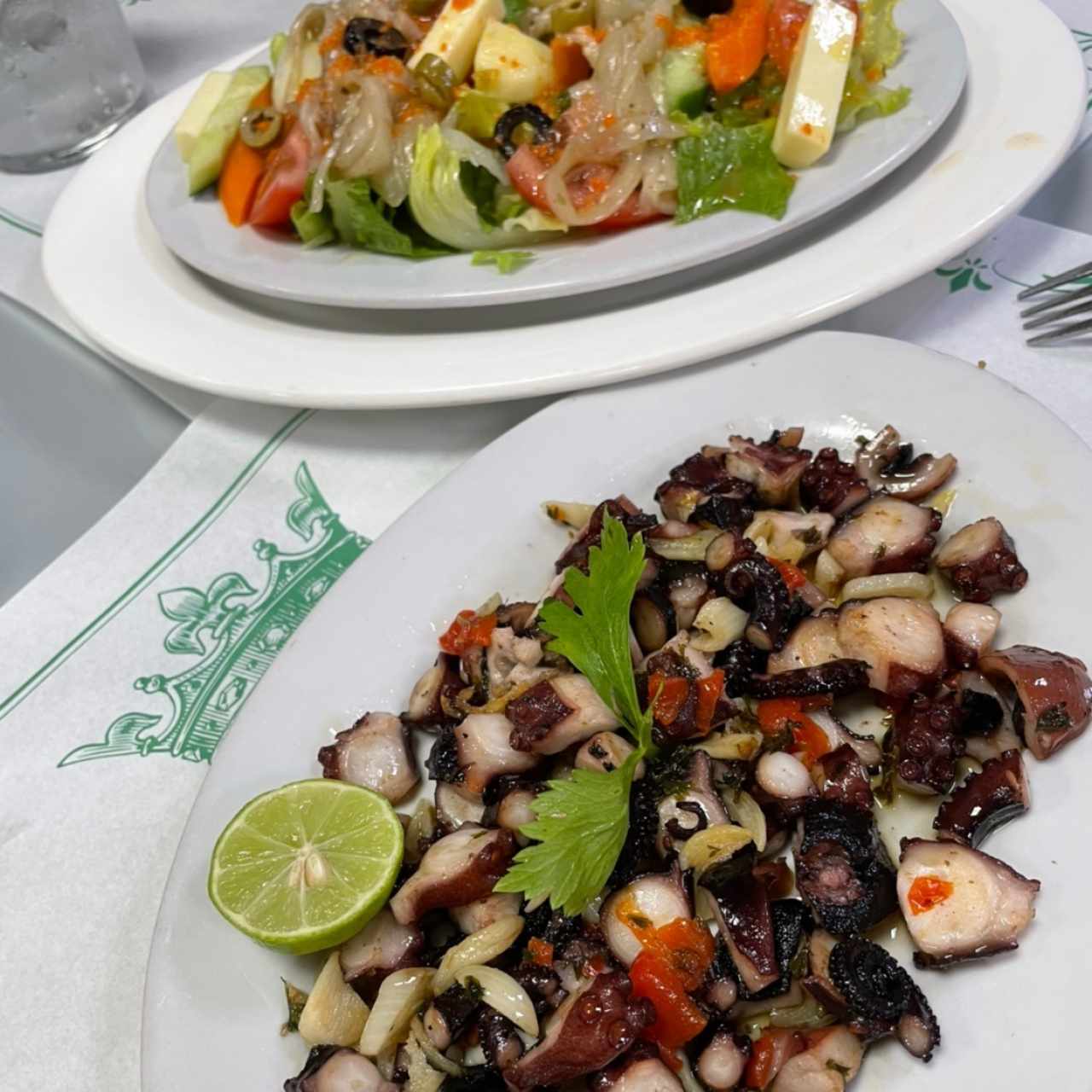 Pulpo al ajillo y ensalada