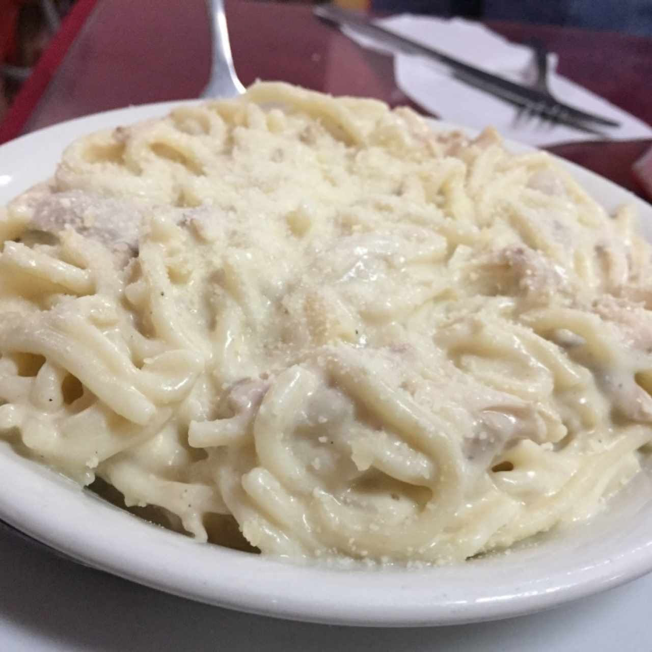 Spaghetti Alfredo con Pollo