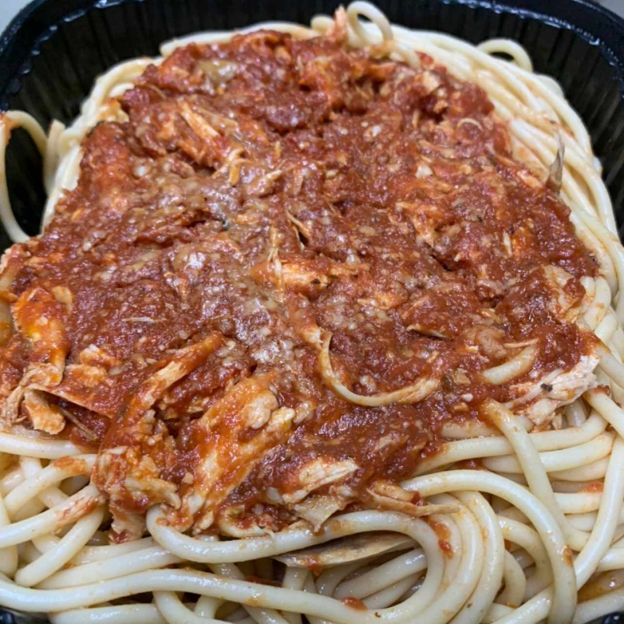 Spaghetti con pollo deshuesado