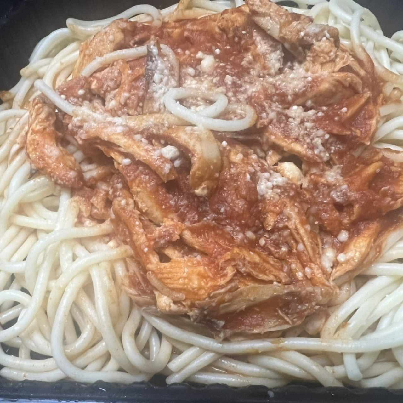 Spaghetti con pollo desmenuzado