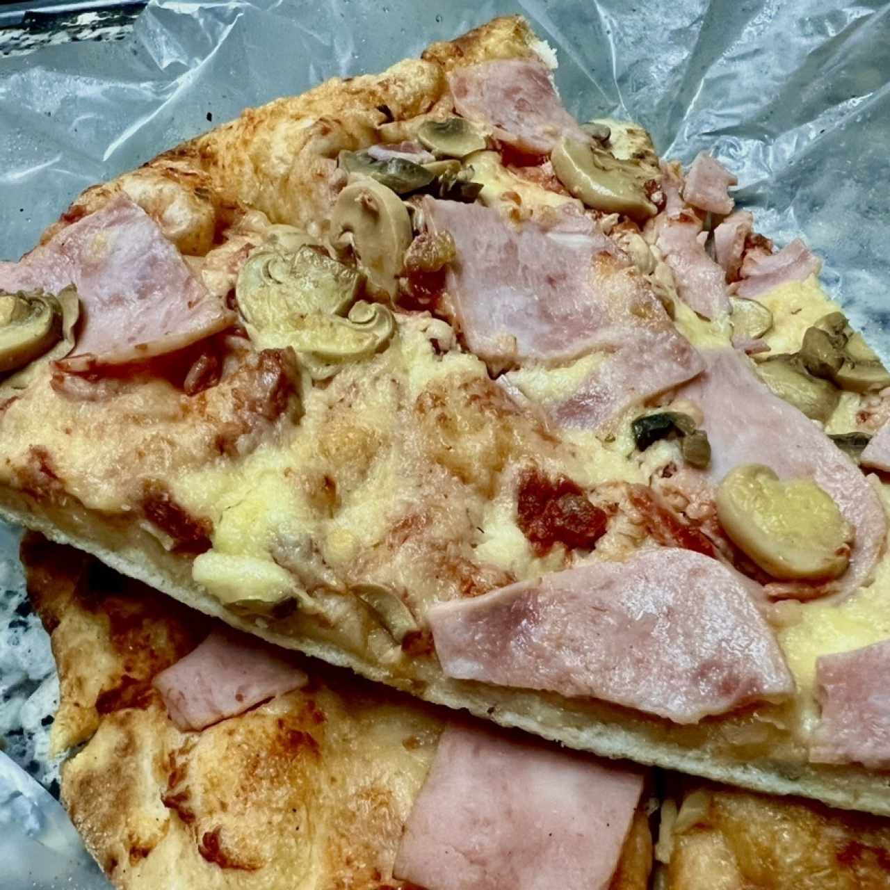 Pizza familiar de jamón y hongos