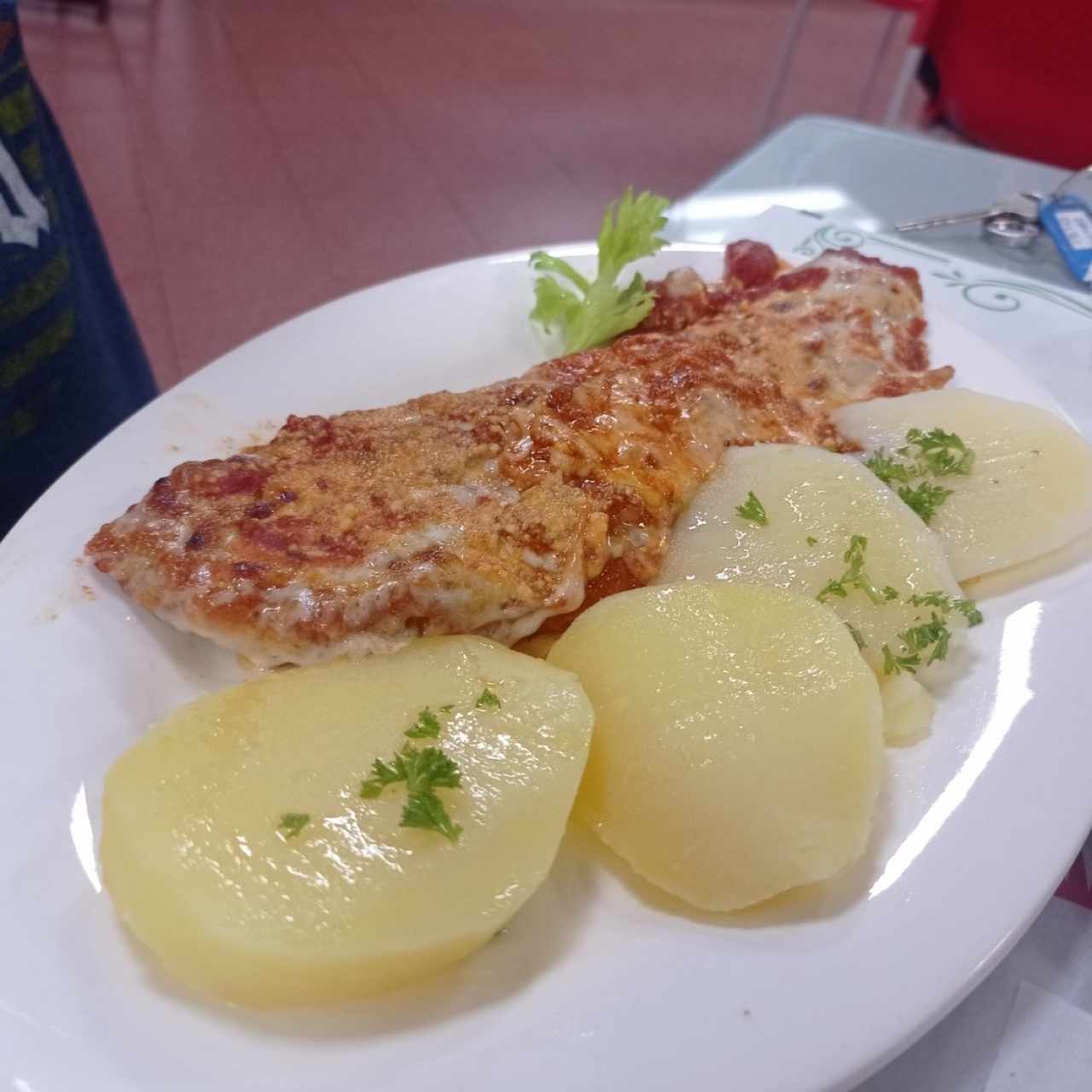 pollo Parmesano y papas hervidas 