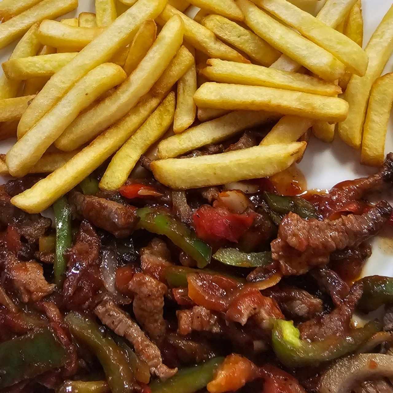 bistec picado con papas fritas