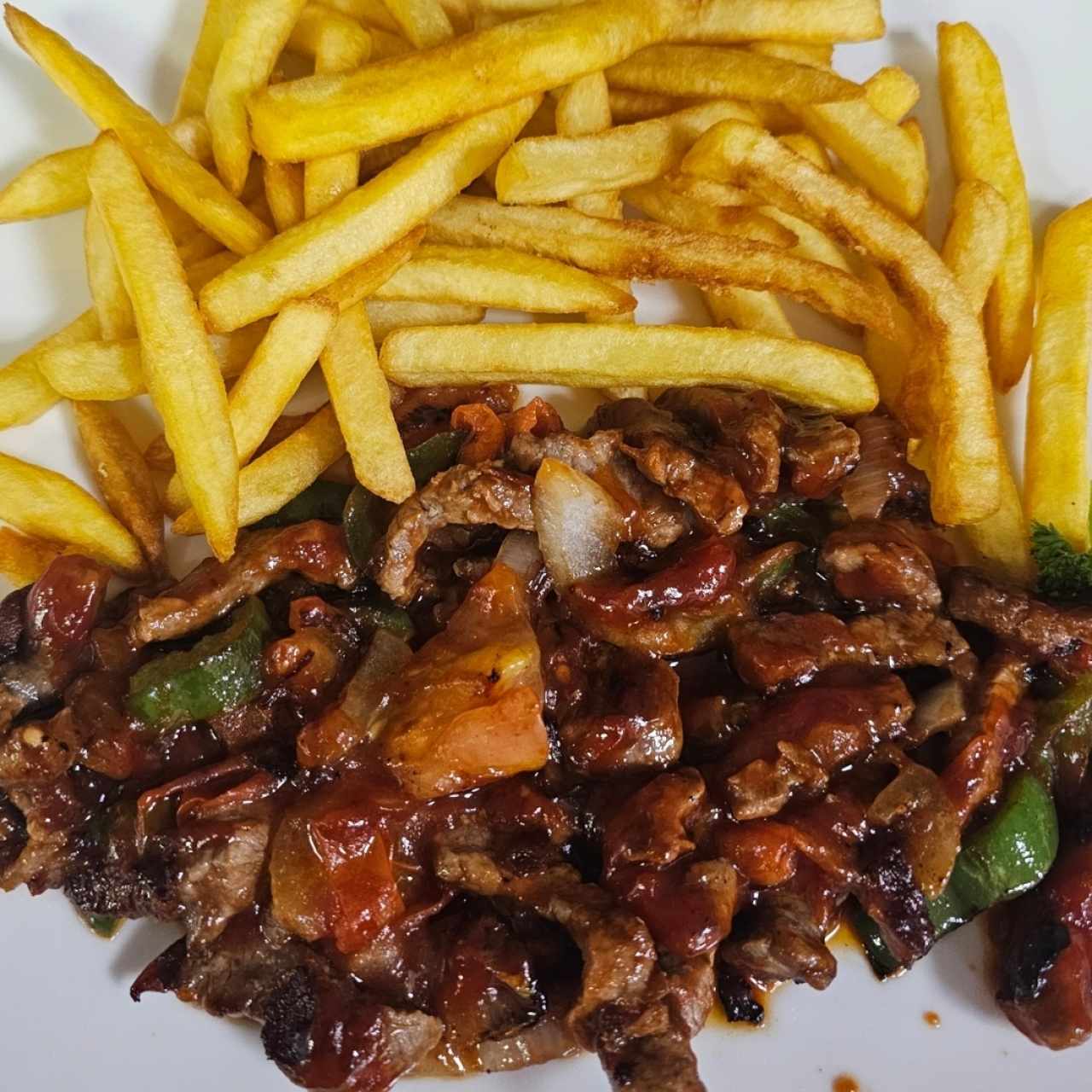 bistec picado con papas fritas