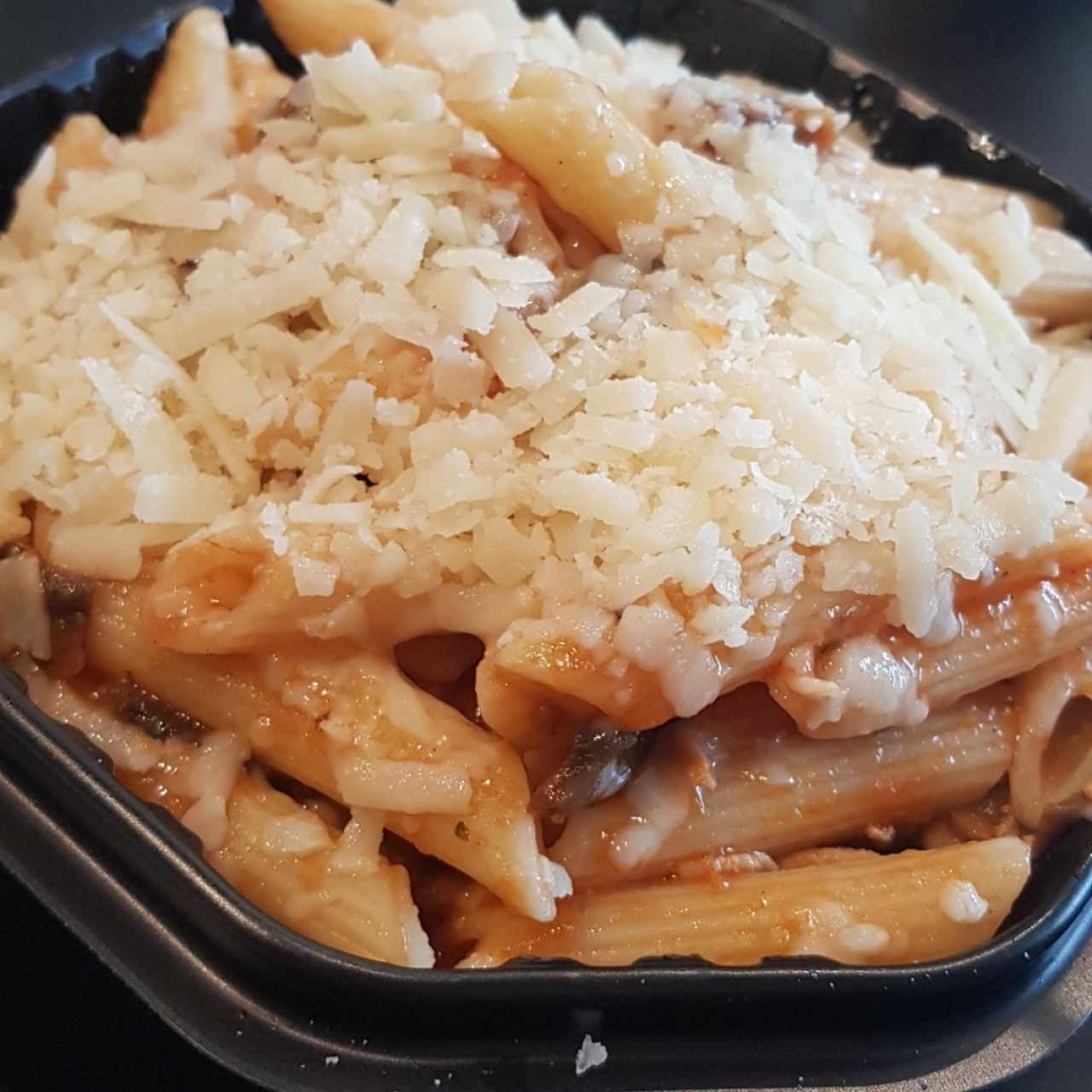 penne de pollo y champiñones