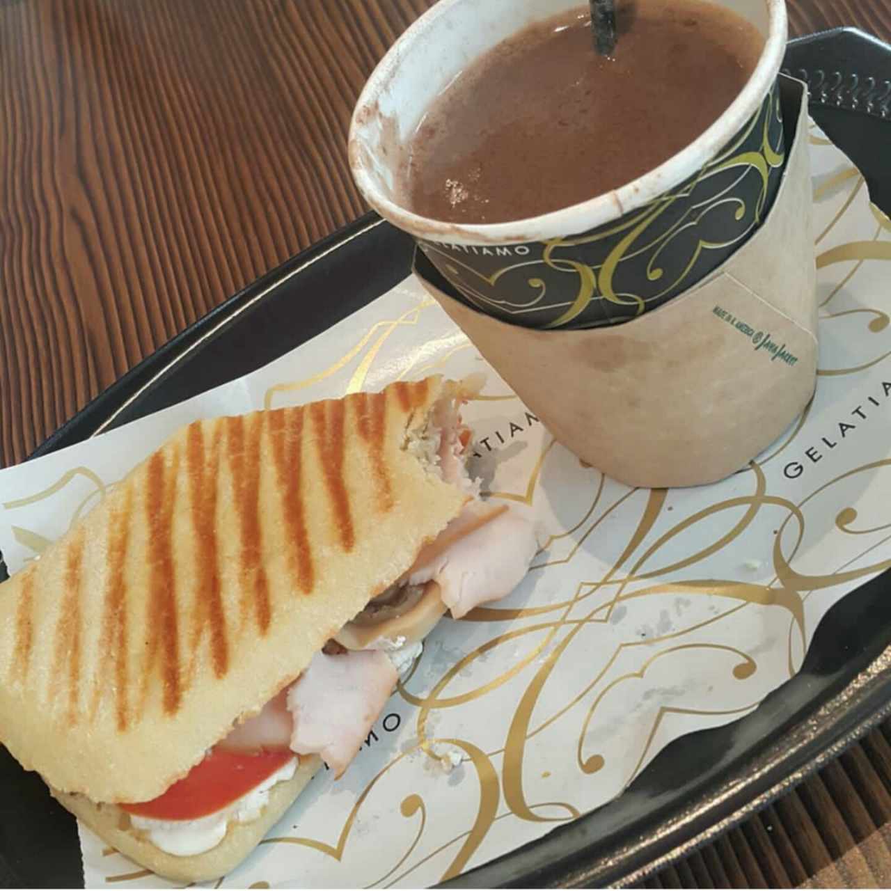 panini y chocolate caliente