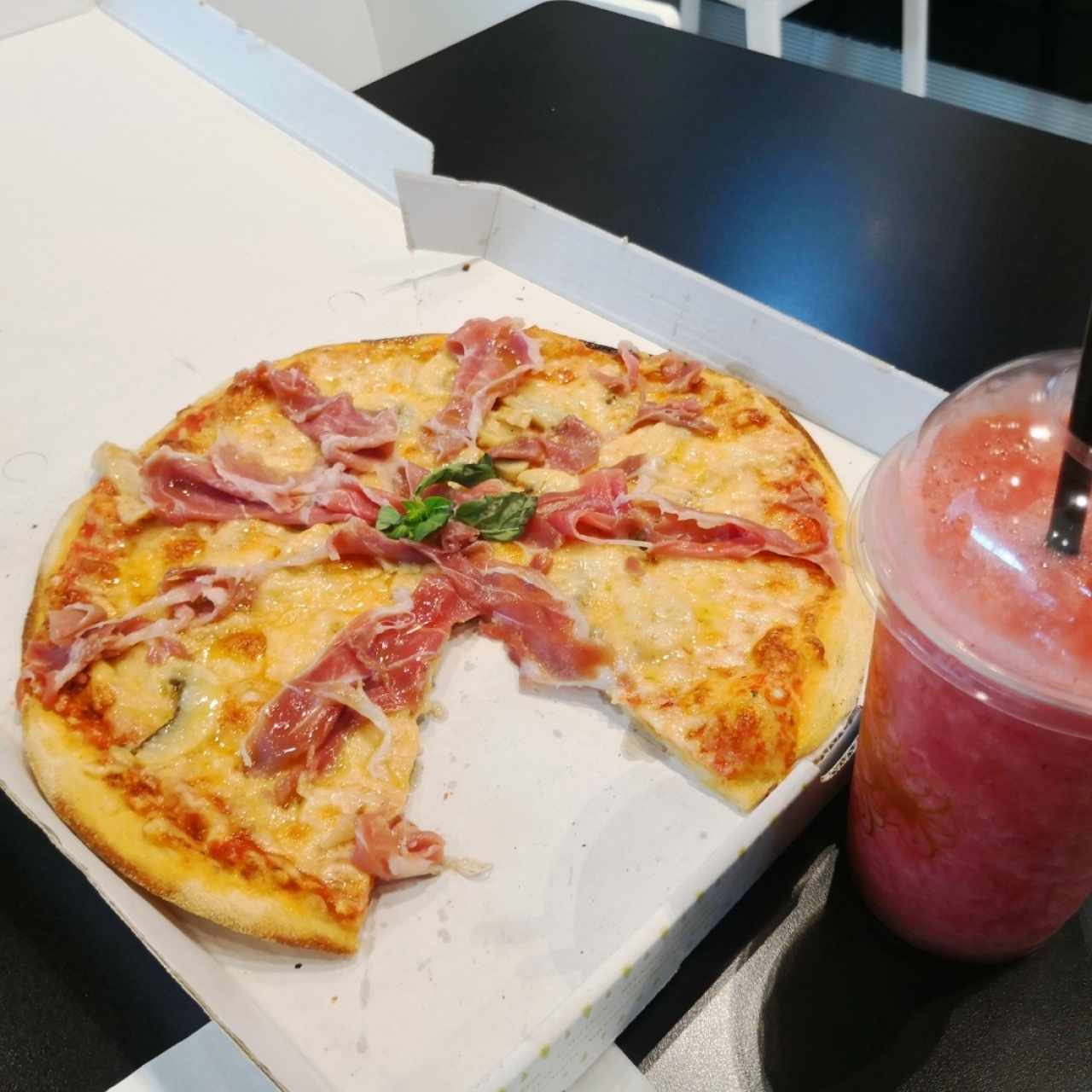 Pizza prossciuto más batido de fresa 