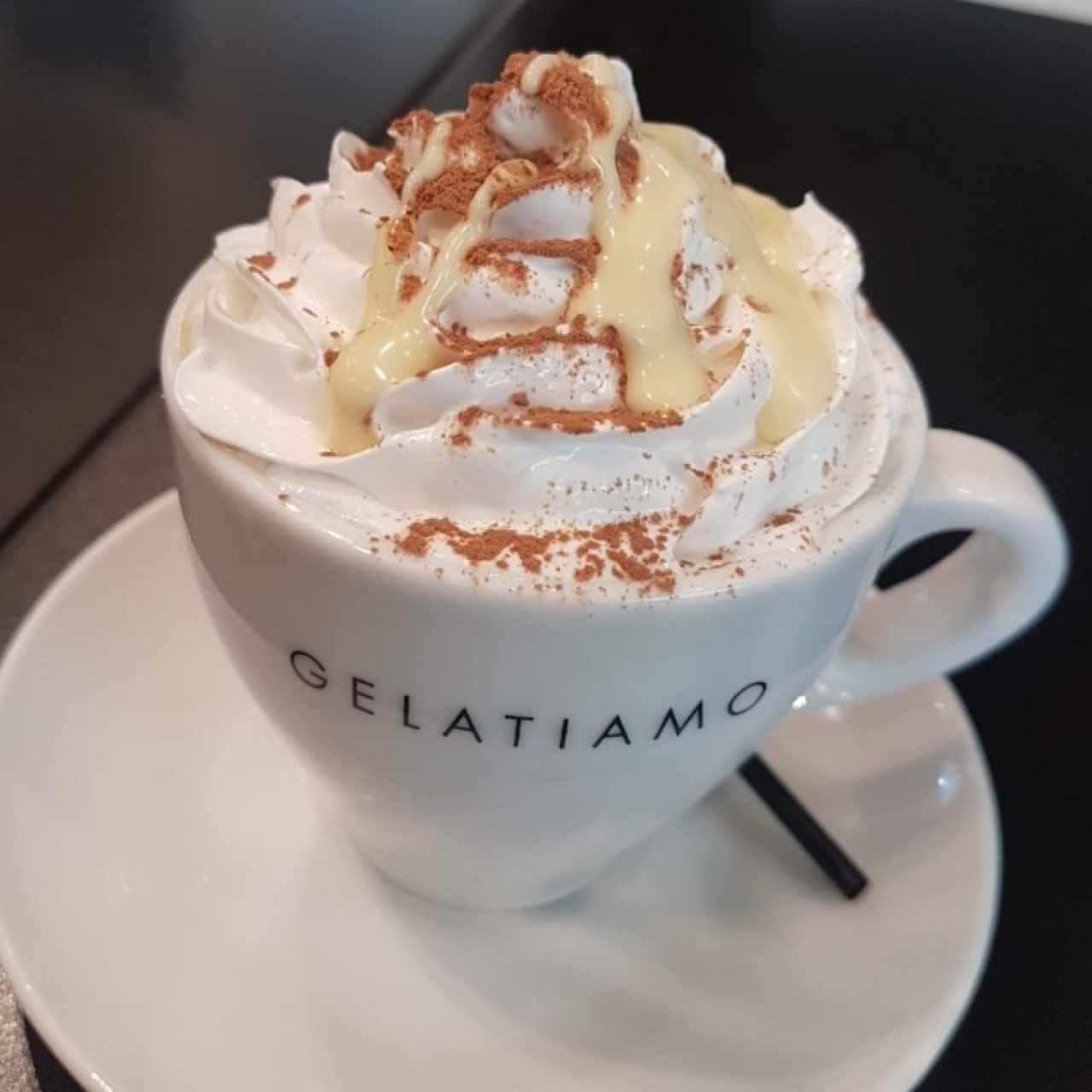 Cappuchino con toping de Chocolate blanco y crema