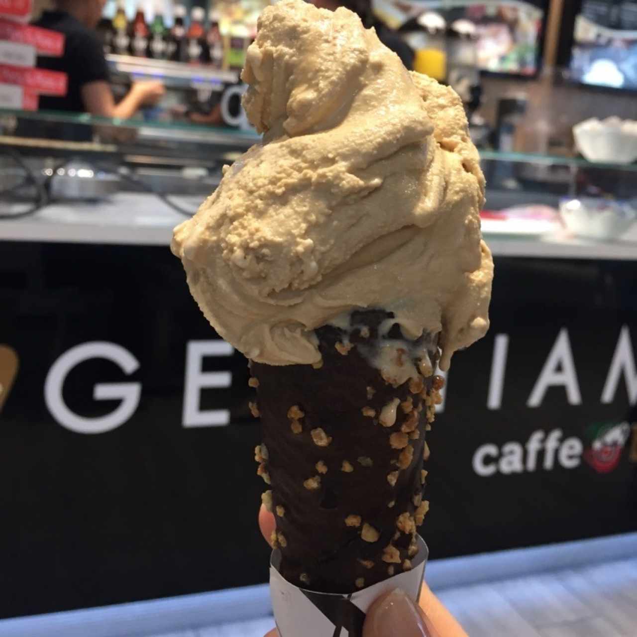 gelato de dulce de leche en cono bañado de chocolate 