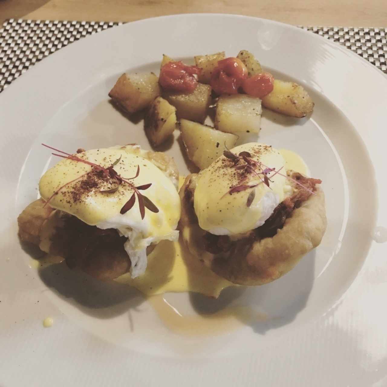 Huevos Criollos (Benedict style)