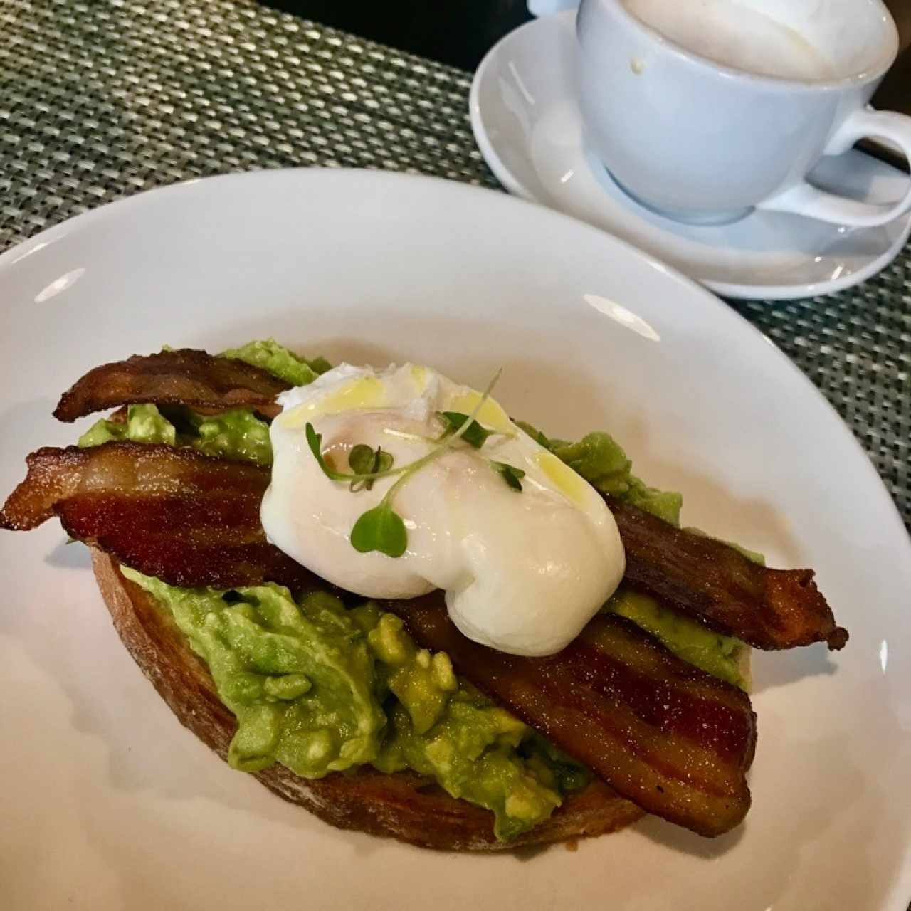 Tostada de aguacate deluxe