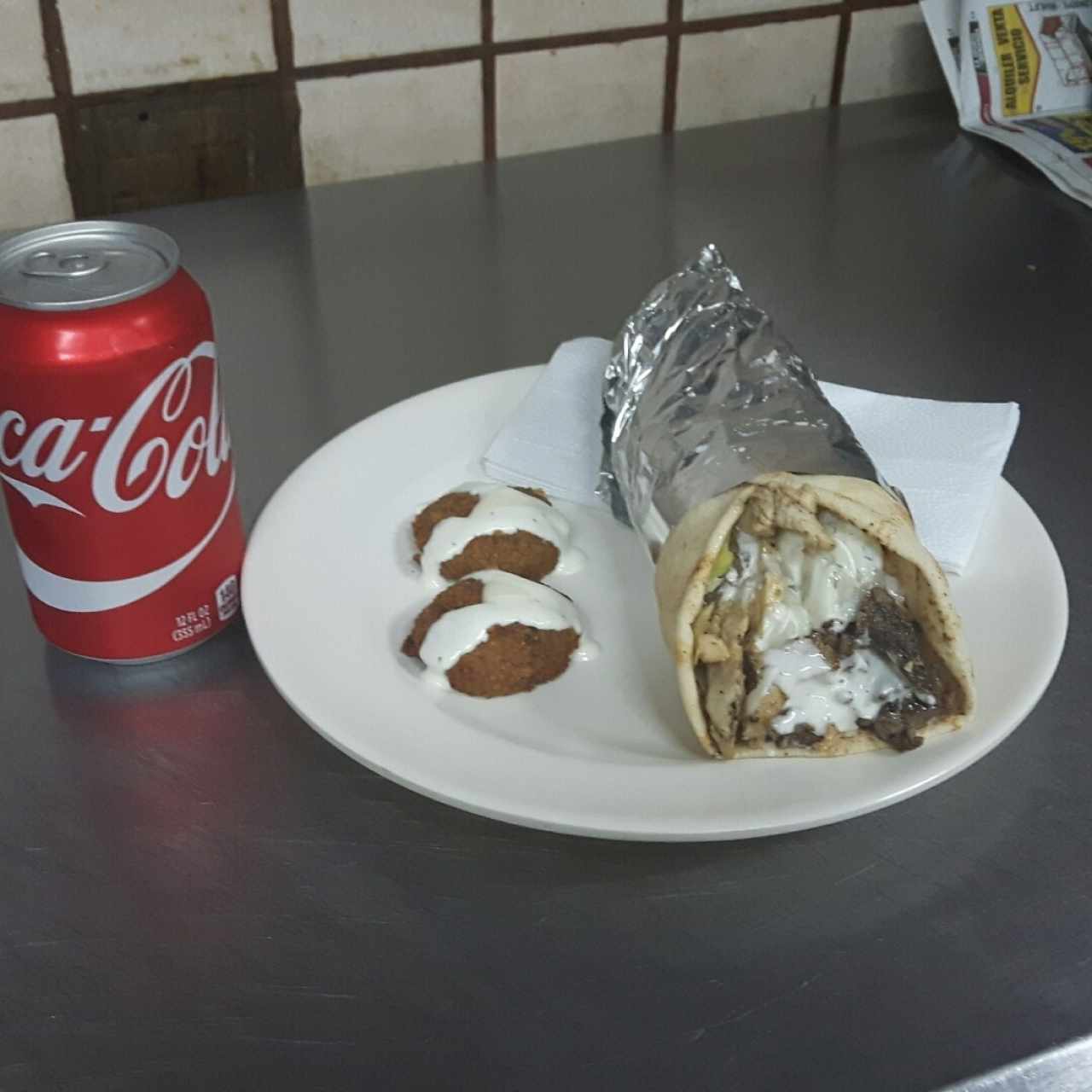 combo de shawarma mixto con 2 croquetas de falafel y ademas la soda