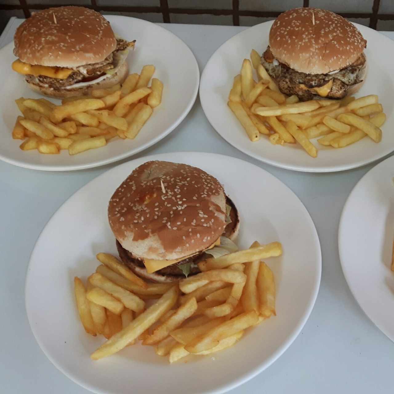 combo de hamburguesas con papas y soda