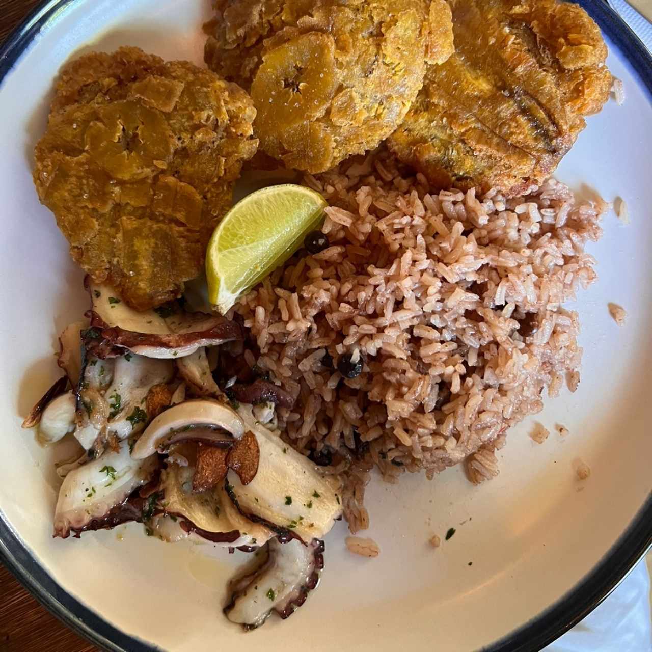 Pulpo, arroz con coco y guandu y patacones