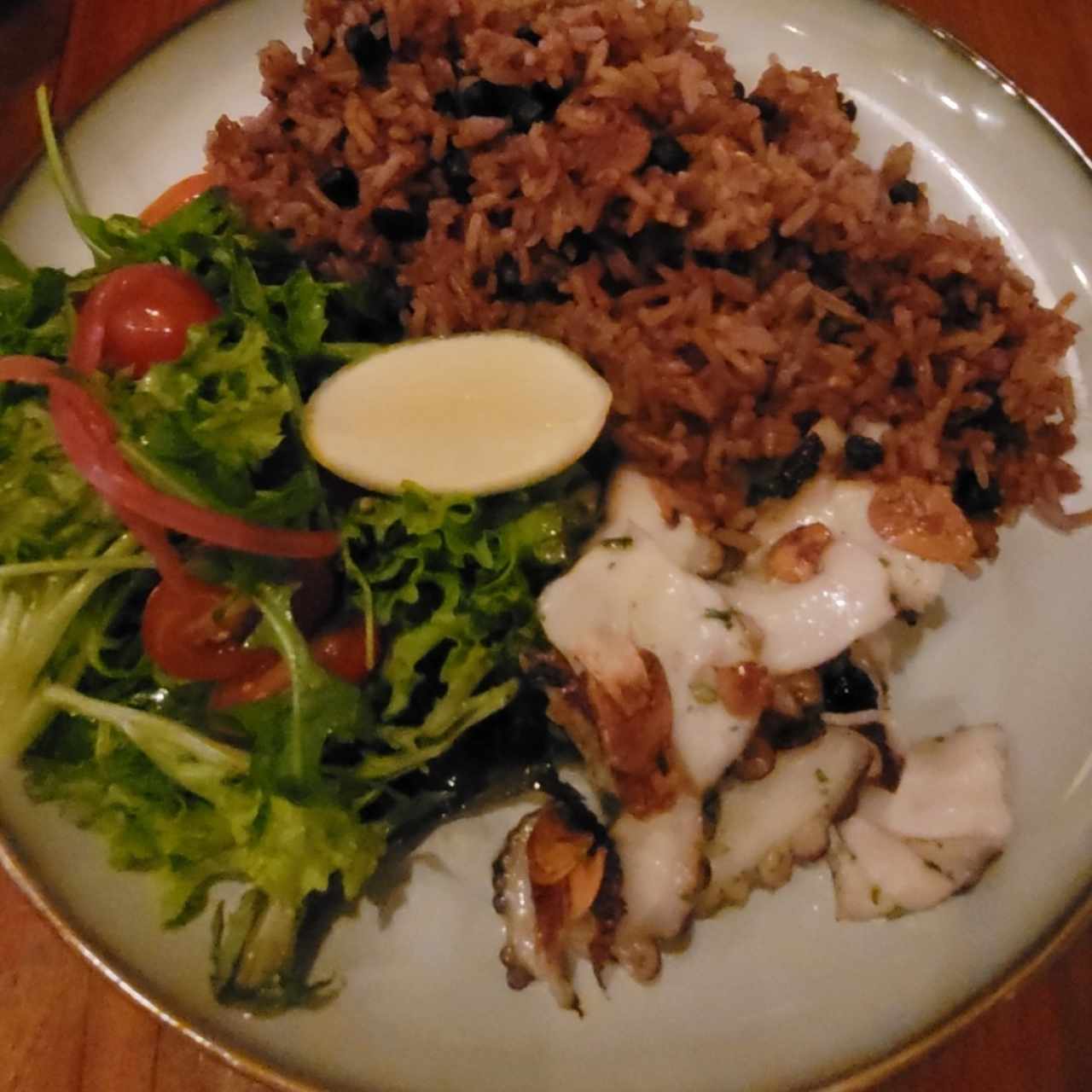 Pulpo con arroz con guandu y coco 