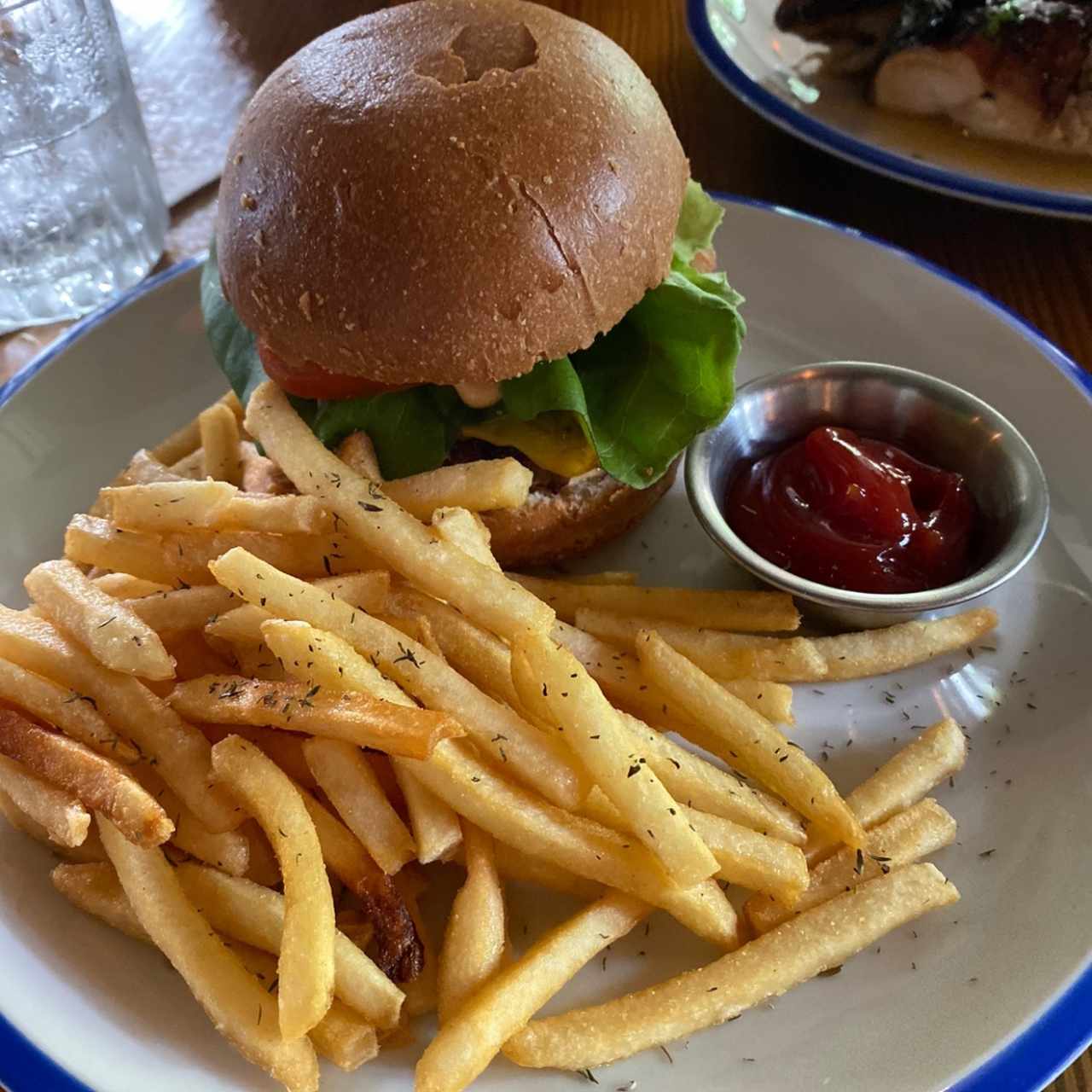 hamburguesa (ganadora del burger week) y papas trufadas 