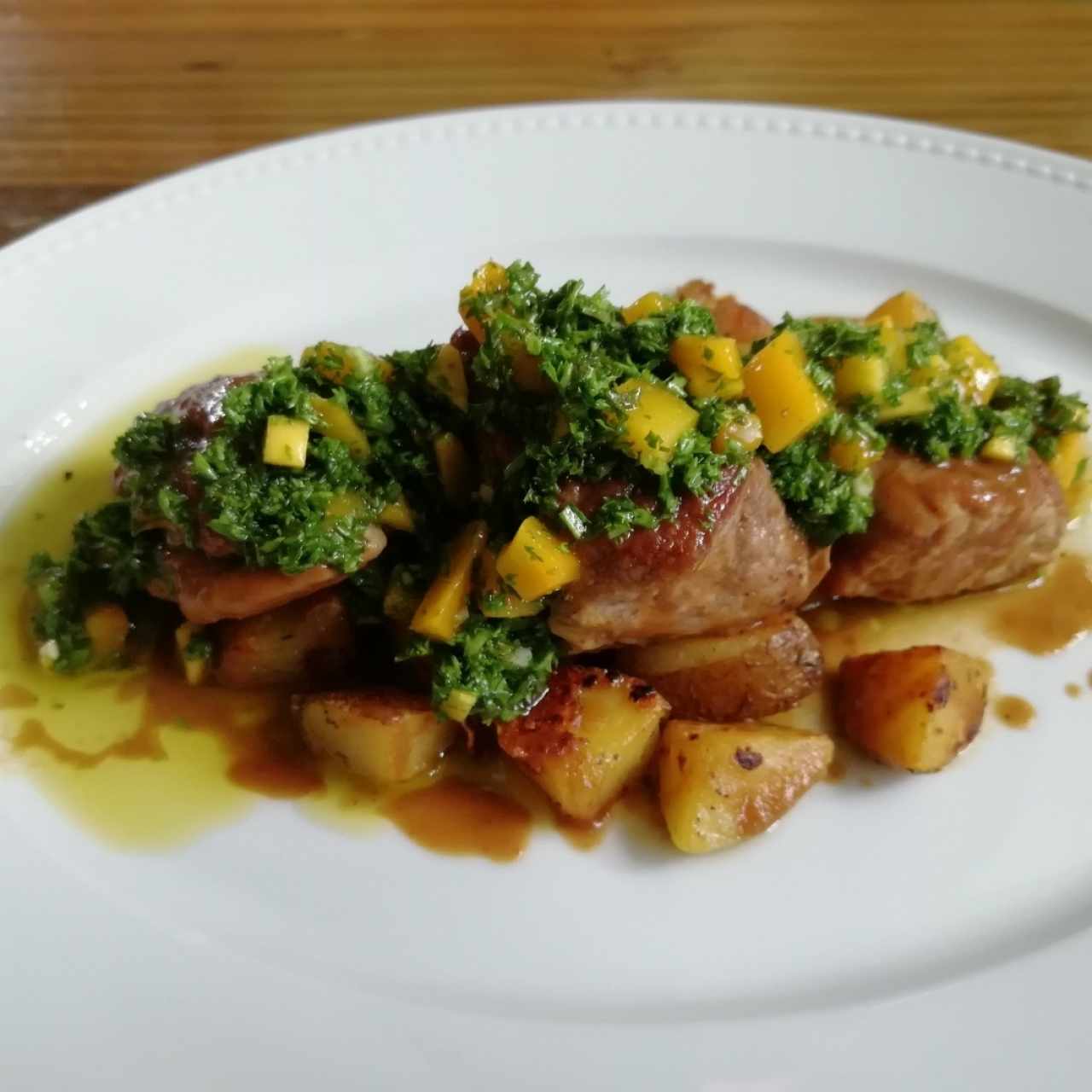 Lomito en chimichurri con mango