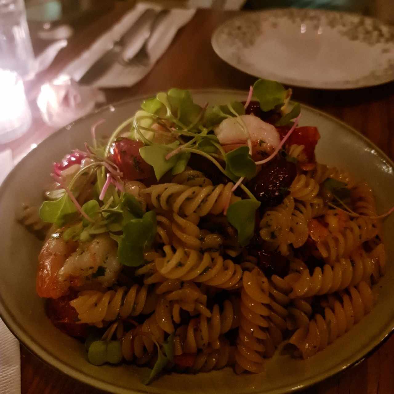 pasta con camarones y kalamatas