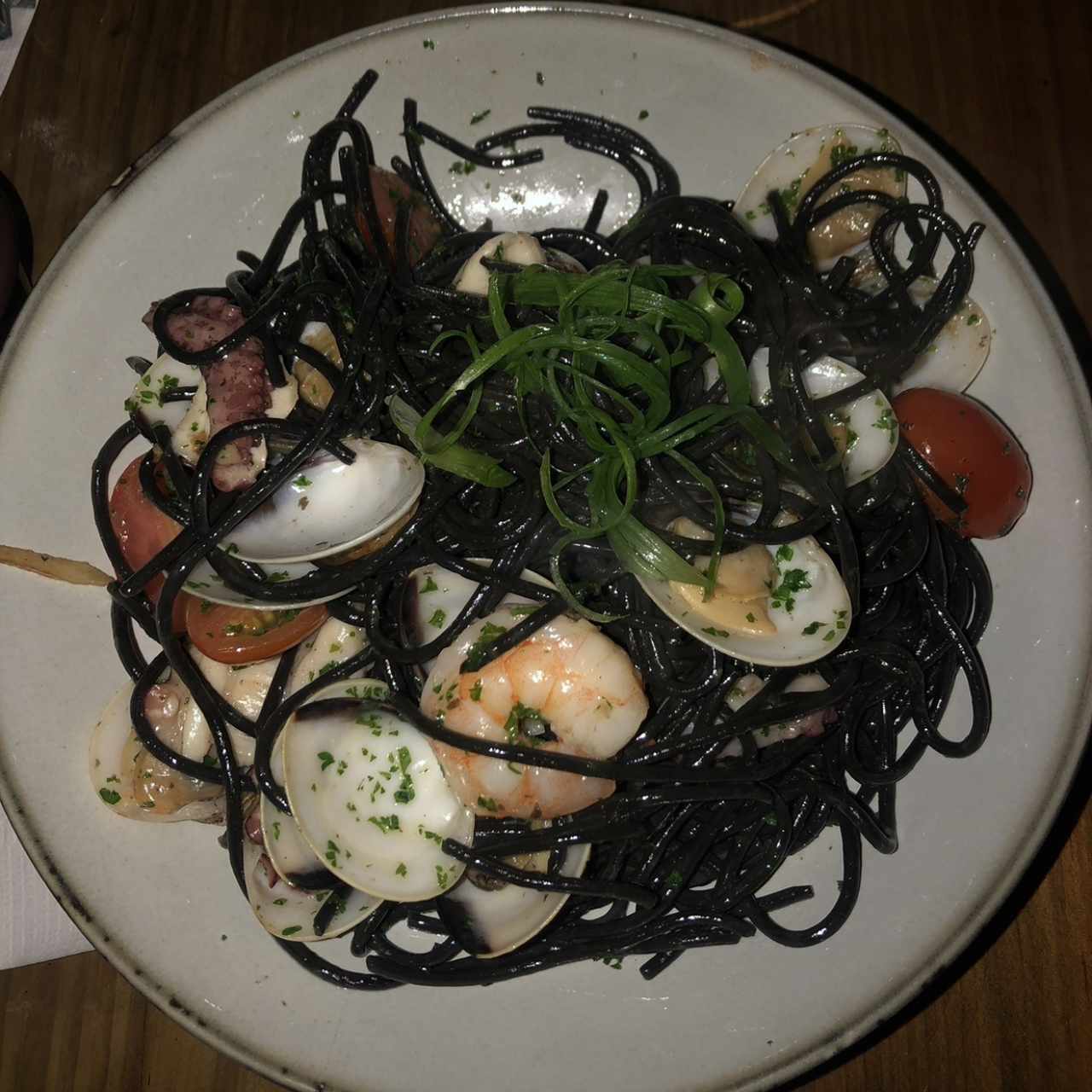 Spaghetis negros con camarones pulpo y almenas 