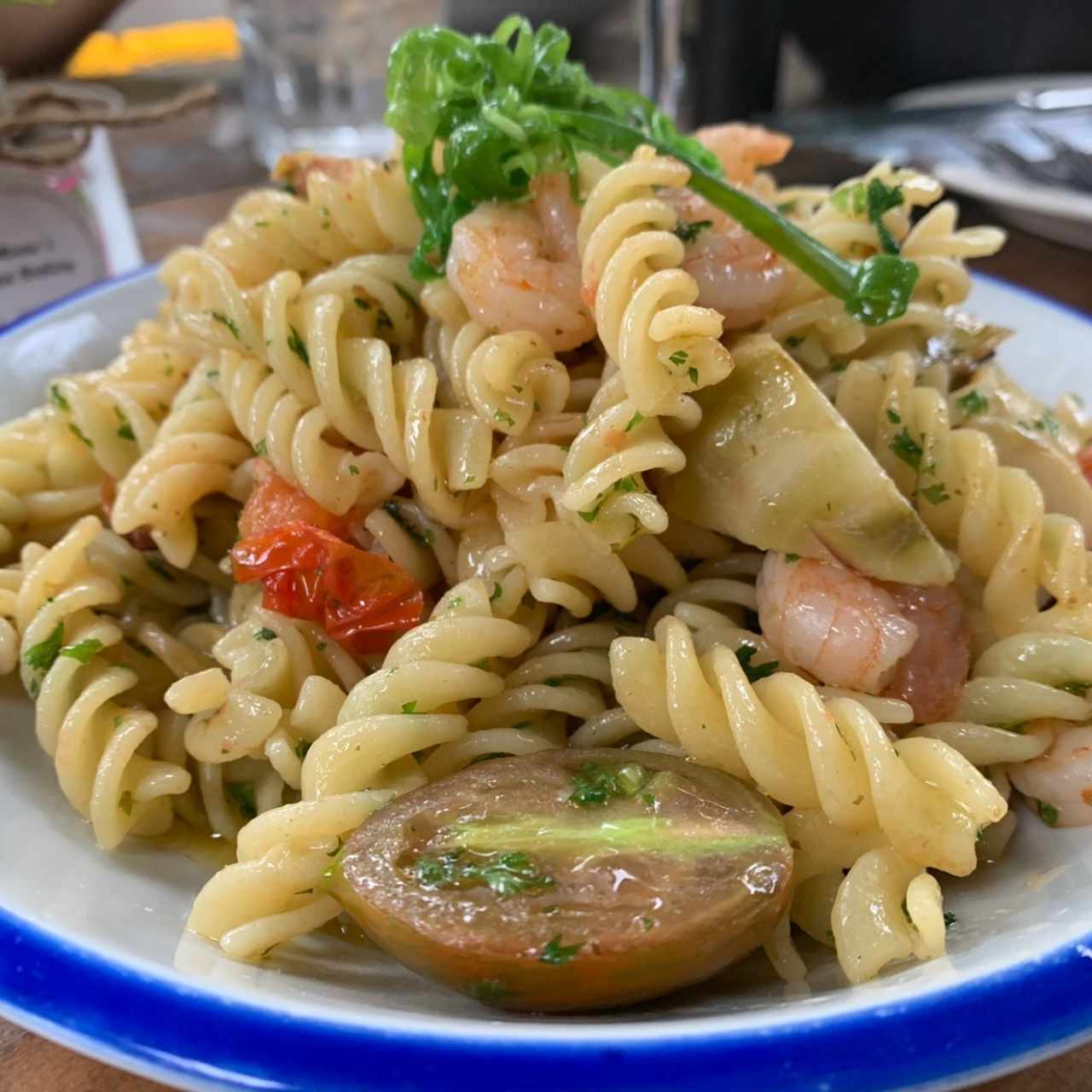 Pasta mediterranea con camarones