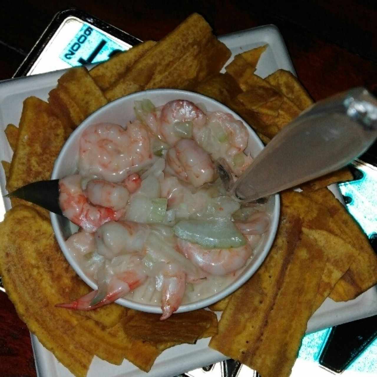 ceviche de camarones con salsa inglesa de coco