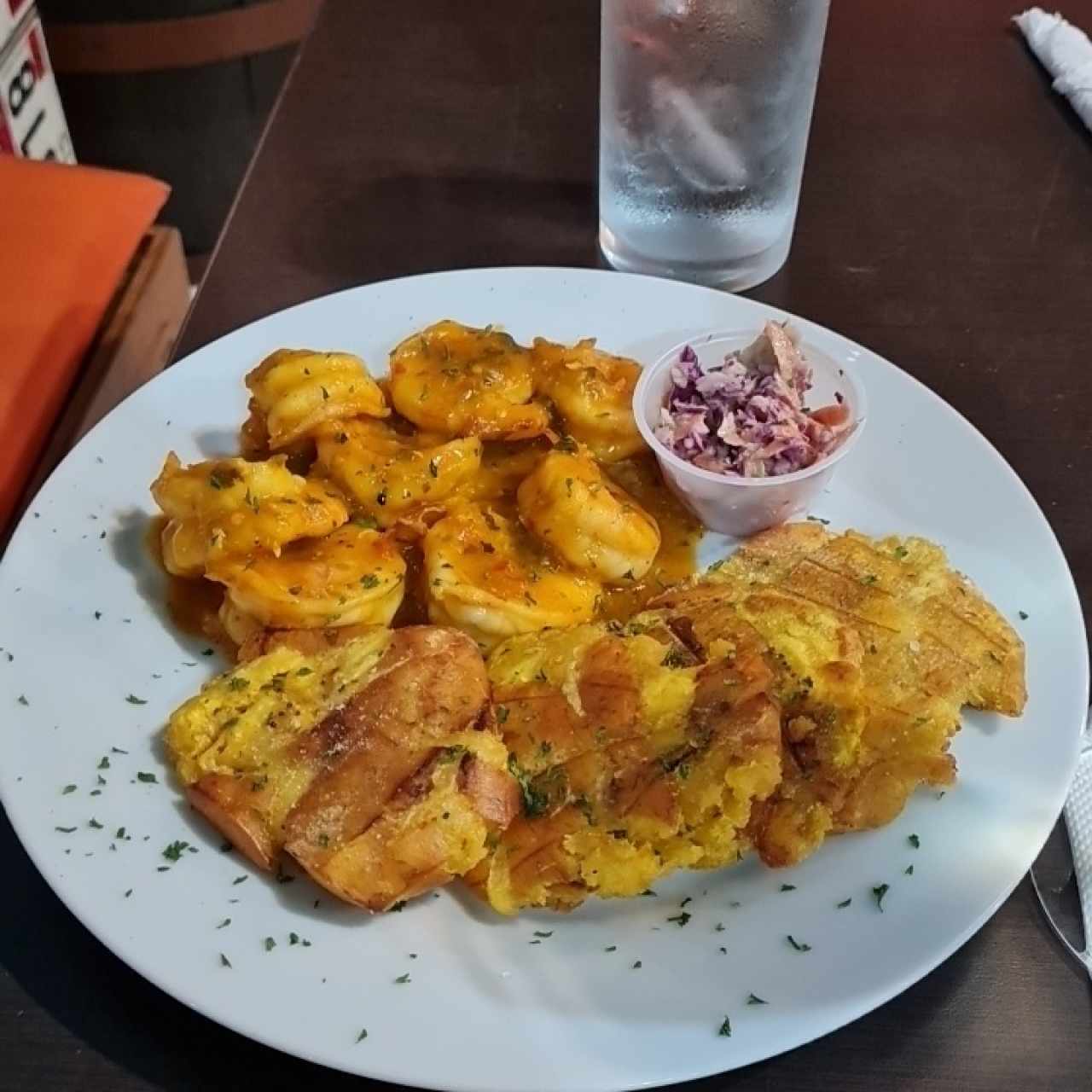 Langostinos al ajillo con patacones