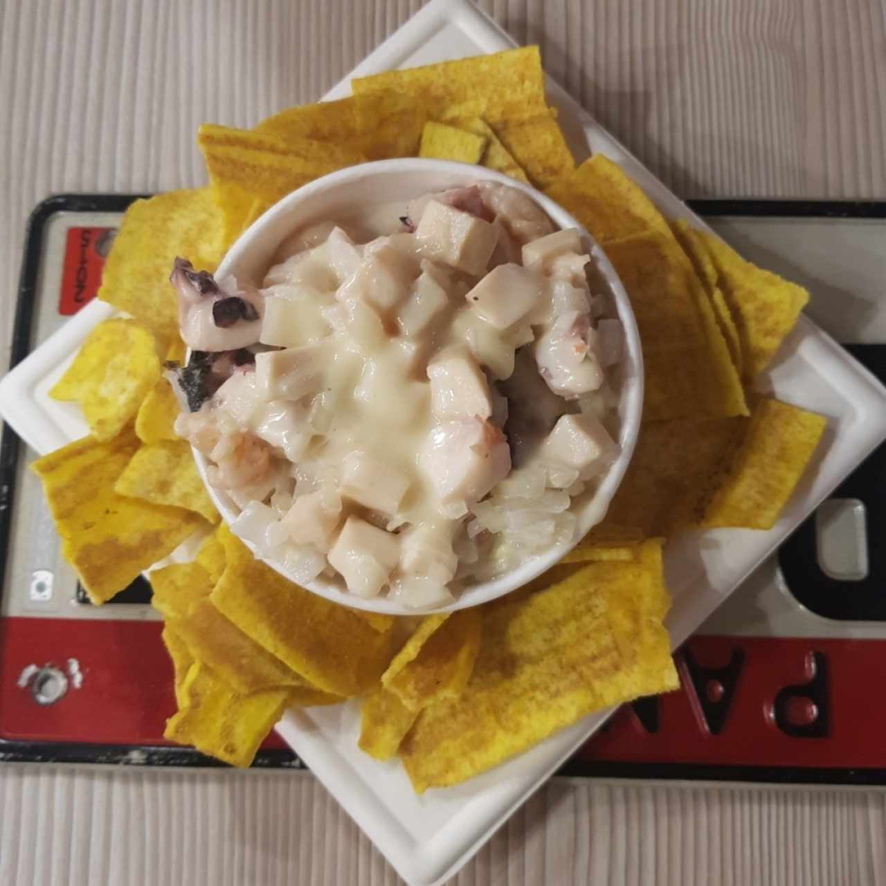 ceviche de combinación en salsa de coco