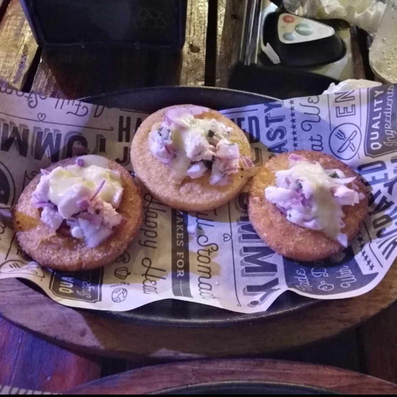 Tortilla de maíz con ceviche mixto y distintas salsas