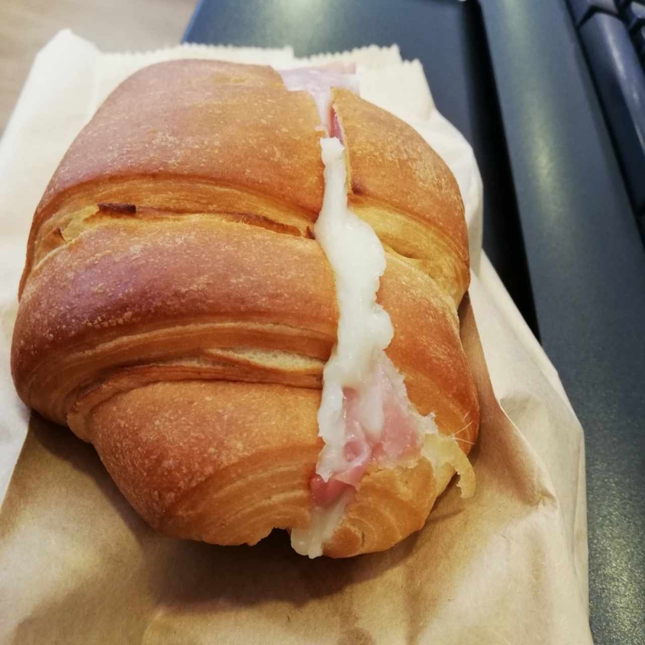 medialuna de jamón y queso