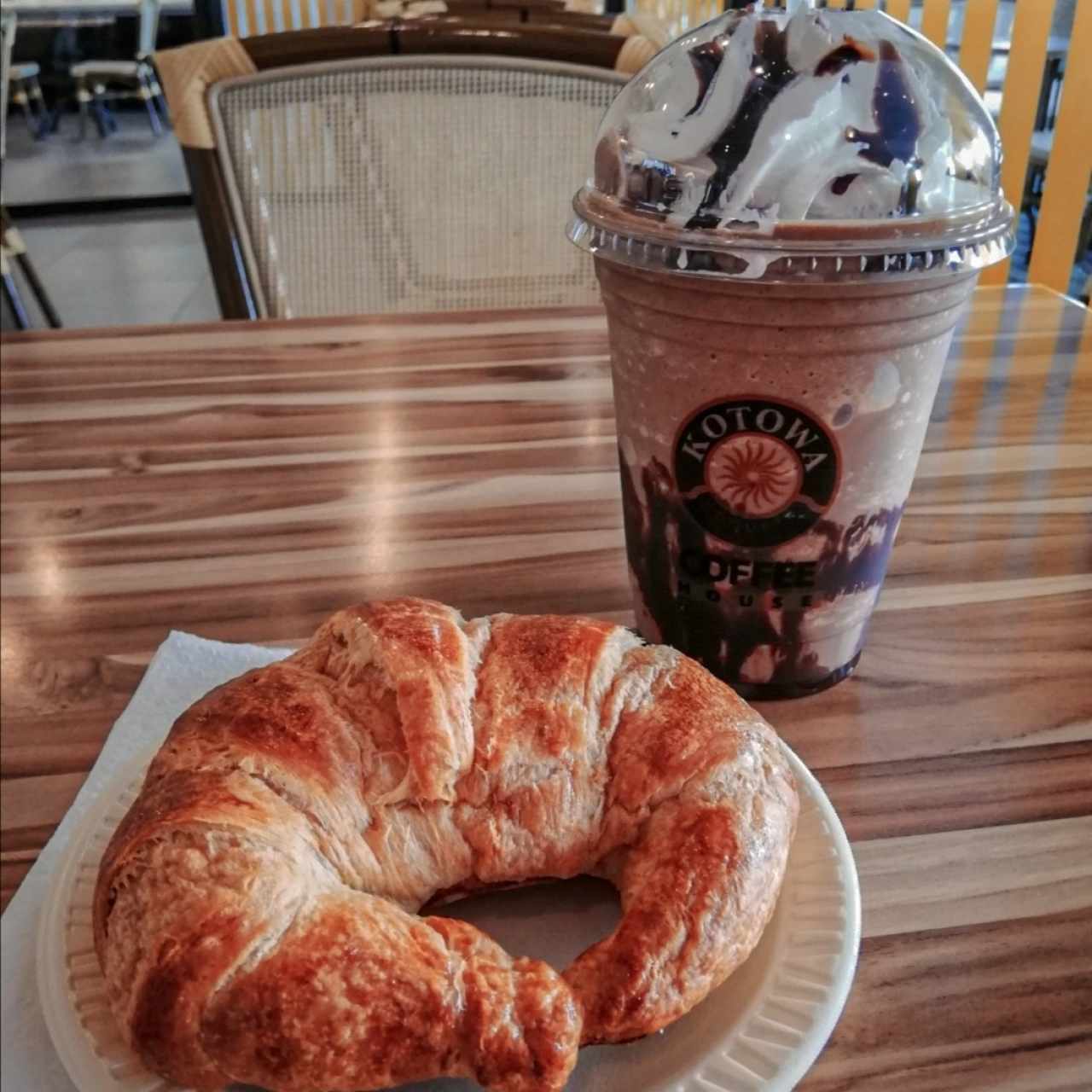 croissant sencillo y frappé de chocolate menta #CombinaciónPerfecta 🤤