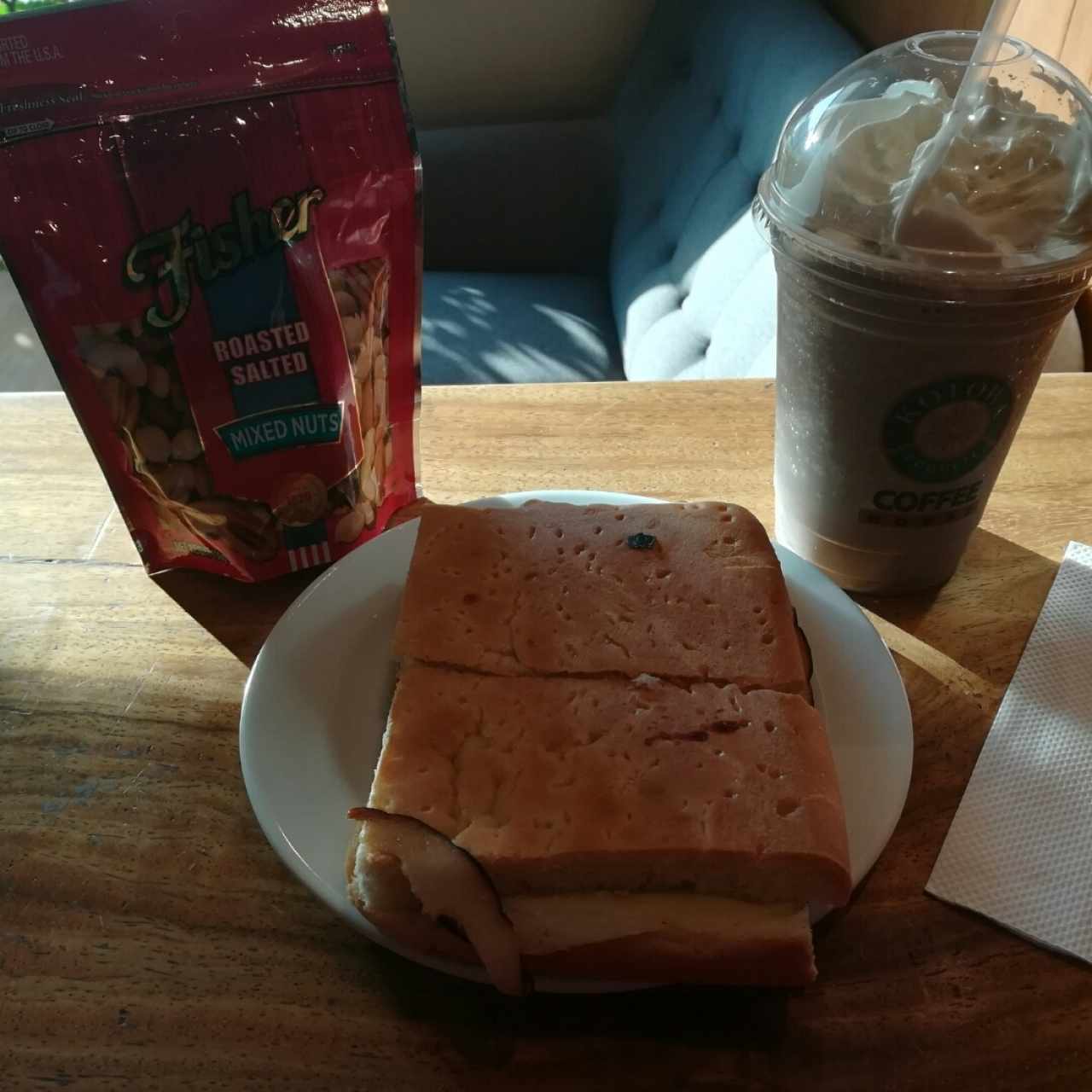 panini de pollo, frappé sin café de cookies and cream y mixed nuts