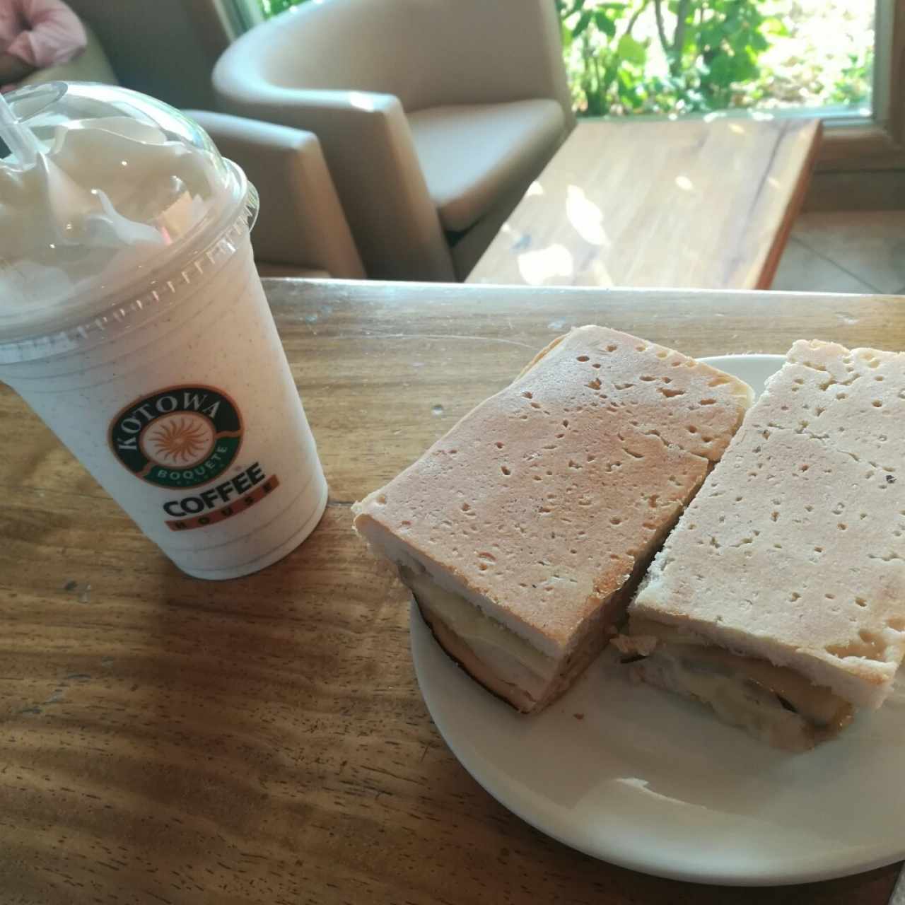 panini de pollo y frappé sin café de vainilla