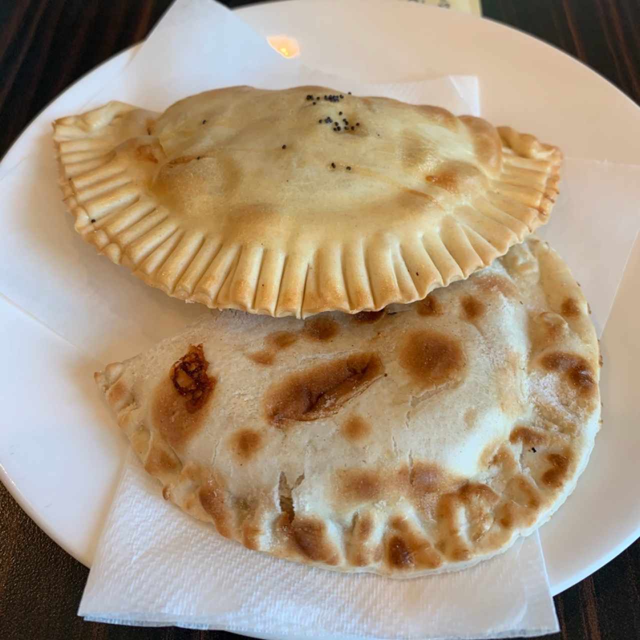 Empanada de Queso Crema/Jamón y Empanada de Bistec Encebollado