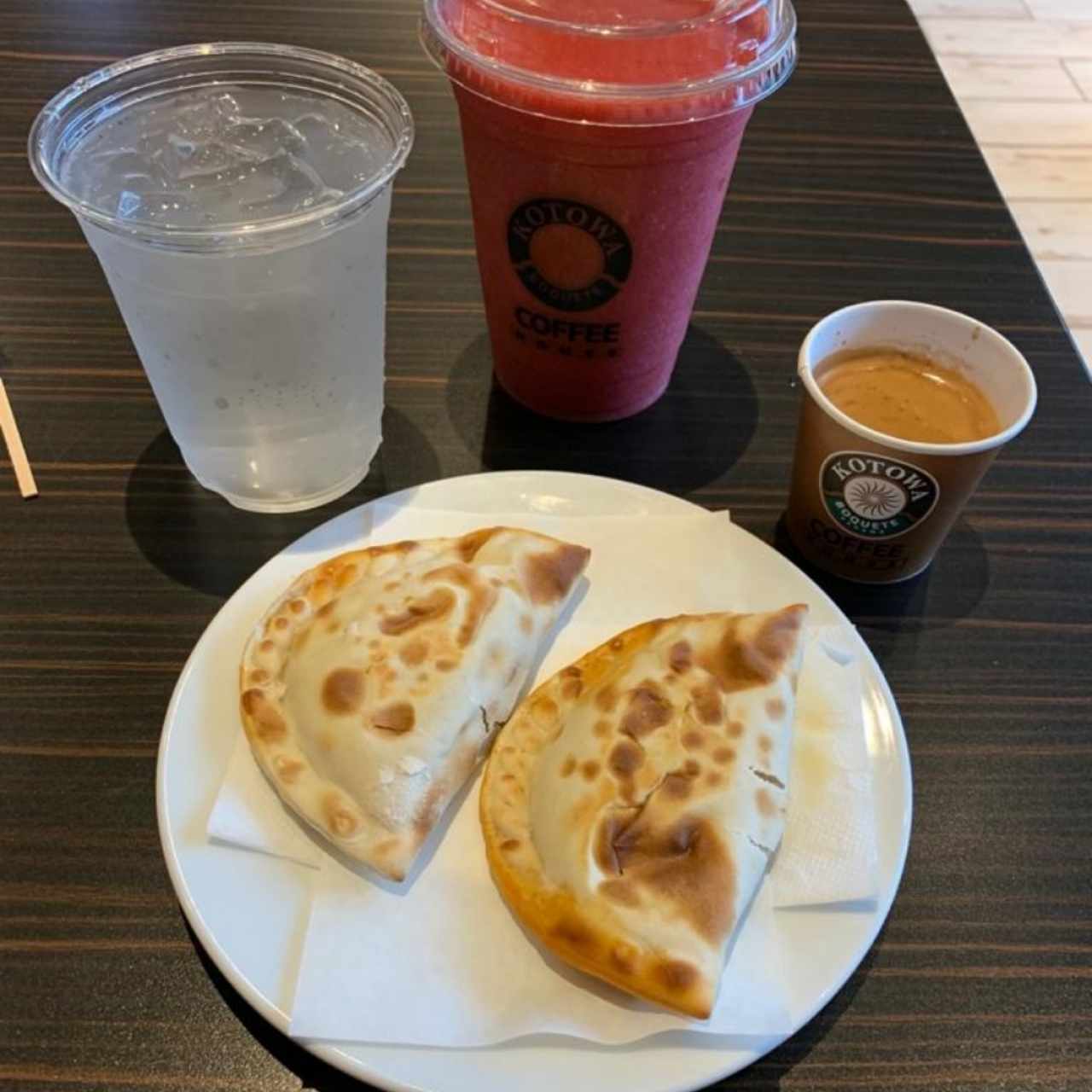 Empanada carne picante y licuado fresa y cafe