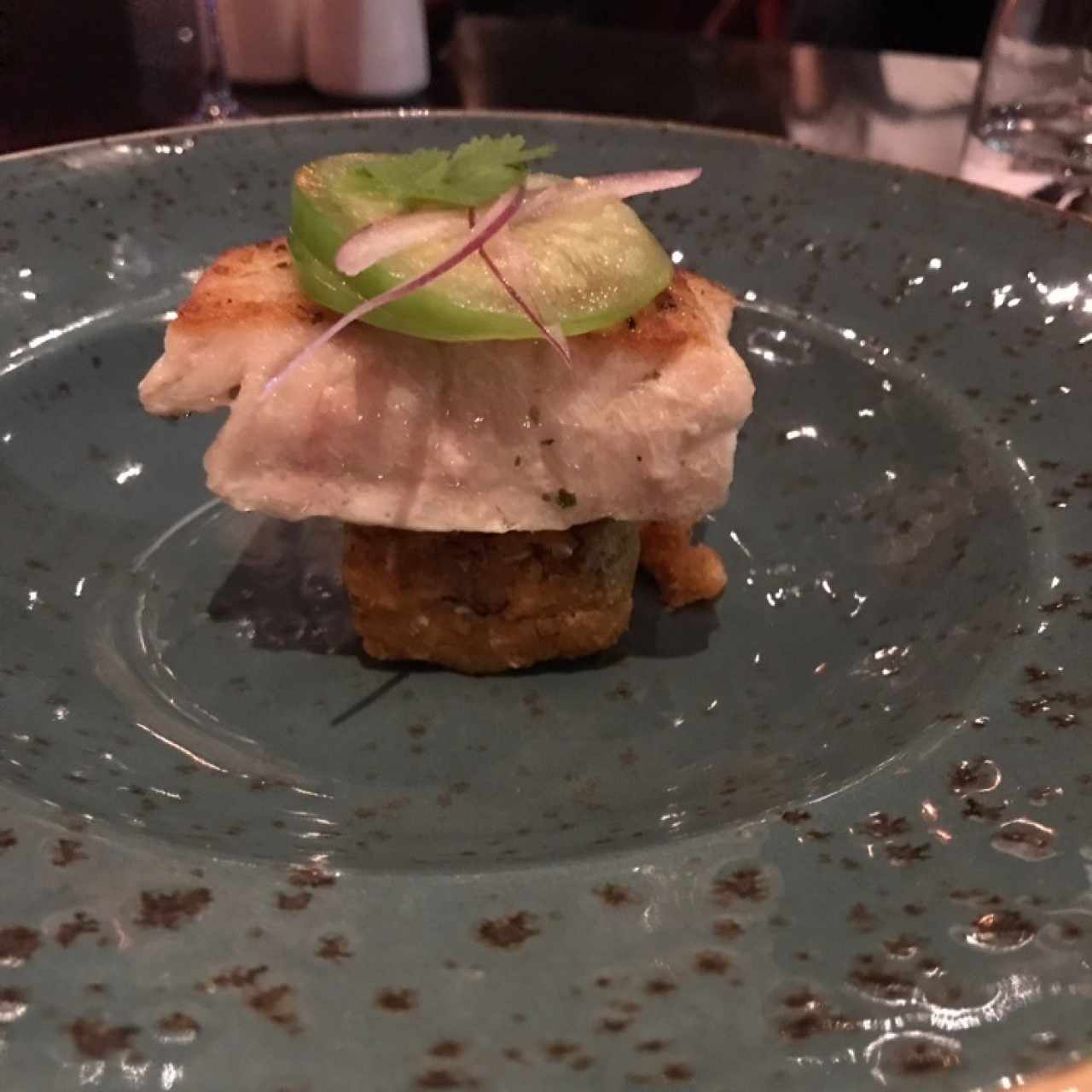 Filete de corvina, mofongonde yuca, bisque y ensalada criolla