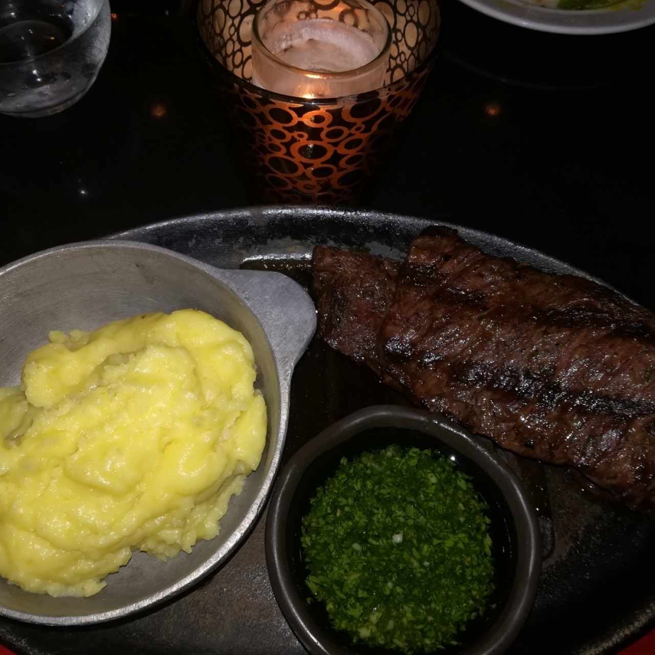 entraña de res con pure de ajo y chimichurri