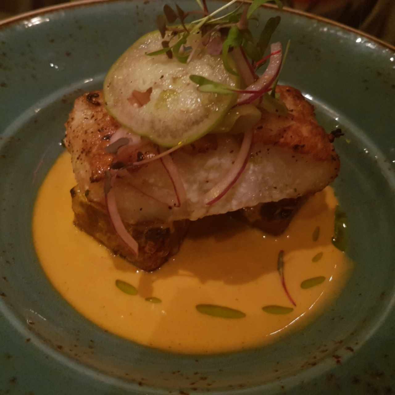 Filete de corvina con mofongo de yuca, bisque y ensaladilla criolla de tomatillo