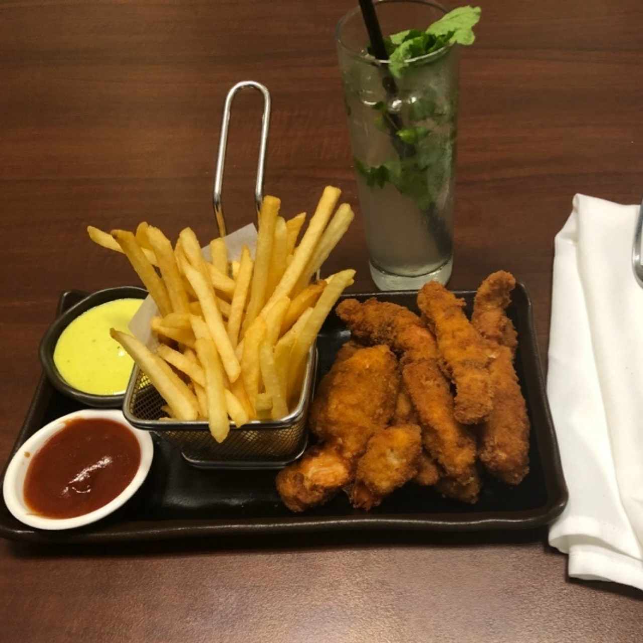 Deditos de pollo con papas fritas y Limonada con romero