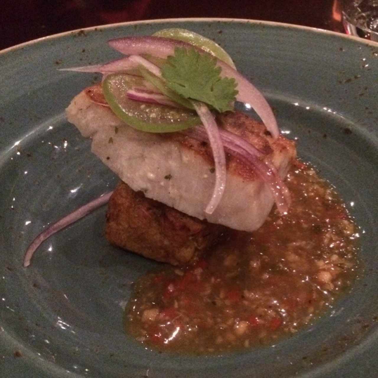 Filete de corvina, mofongo de yuca, bisque y ensaladilla criolla 