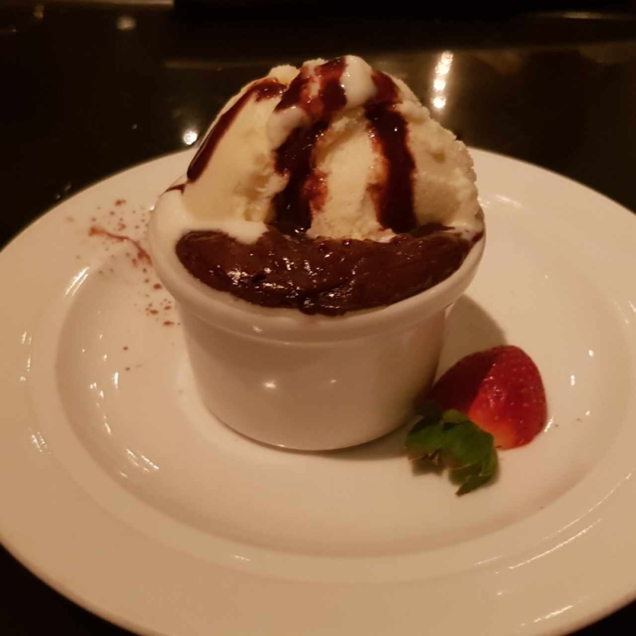 Volcán de chocolate tibio con helado de canela Granclement