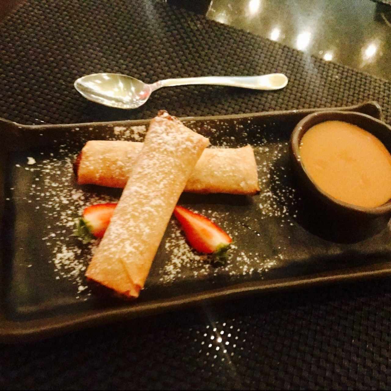 Strudel panameño de mango con dulce de leche