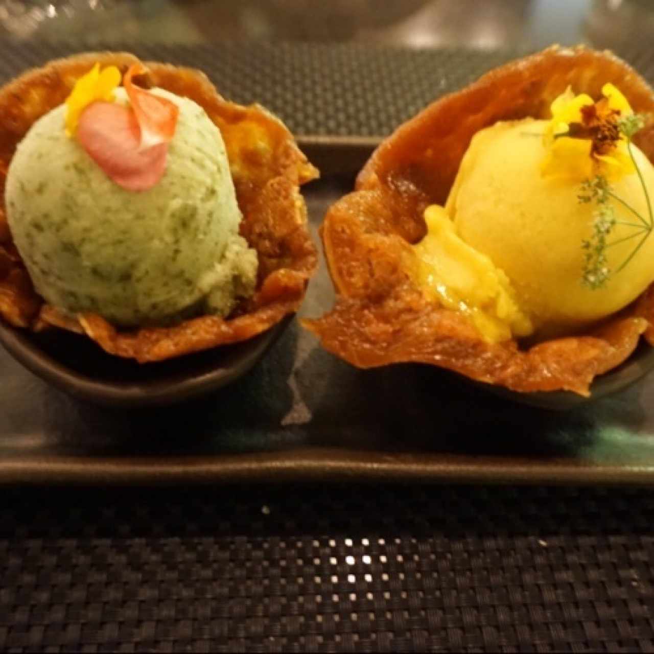 Sorbeto de limonada con hierbabuena Granclement en canasta de pepita de marañón con caramelo