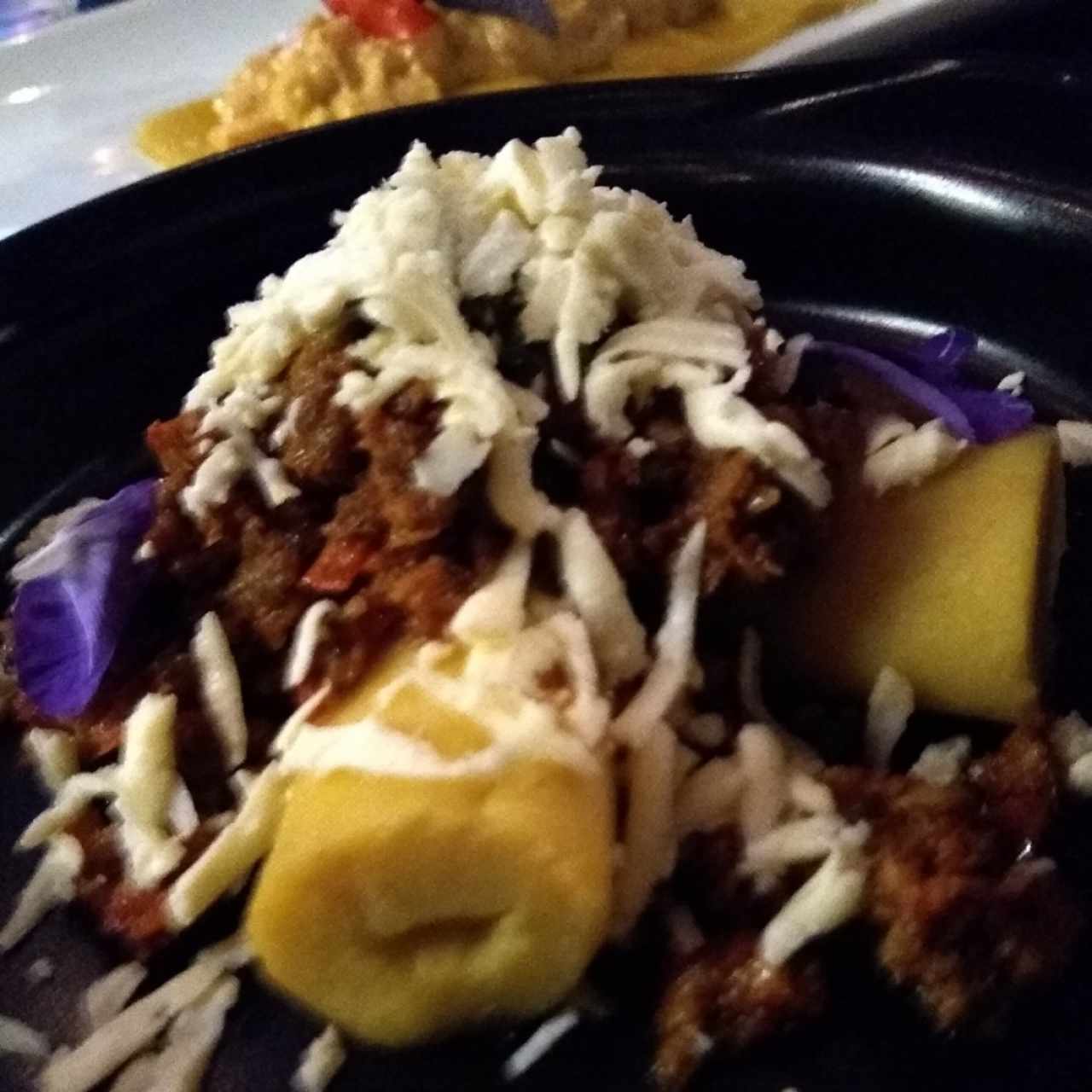 plátano con chorizo y queso