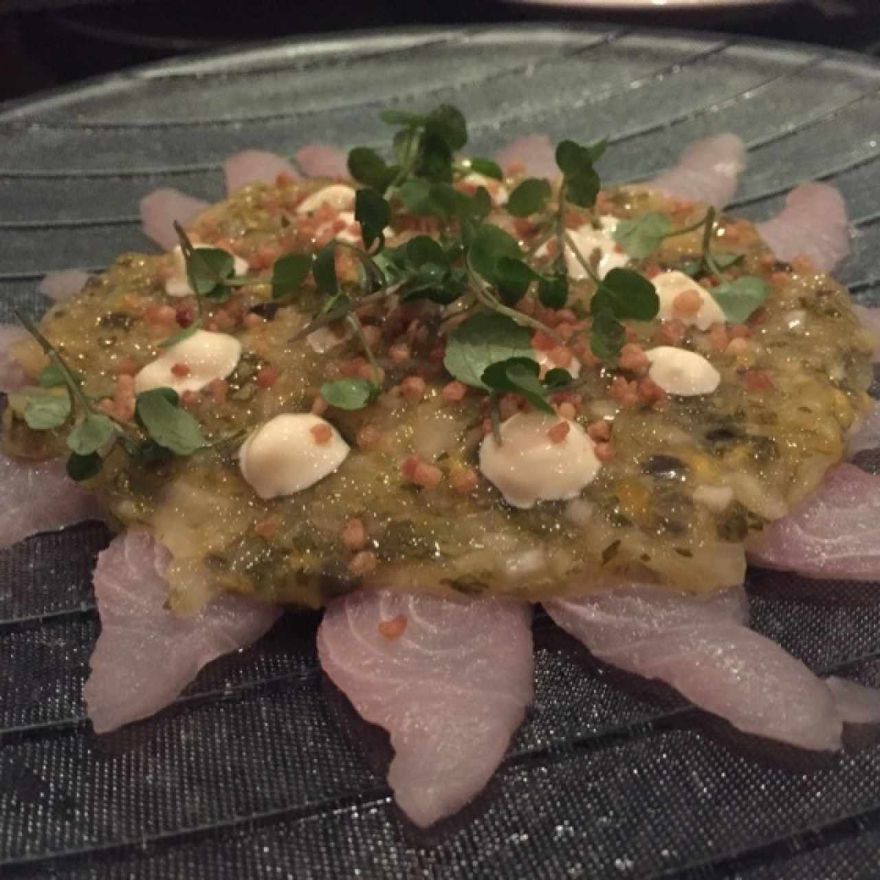 Tiradito de dorado en escabeche de maracuyá, mayonesa trufada, berro y arroz crujiente