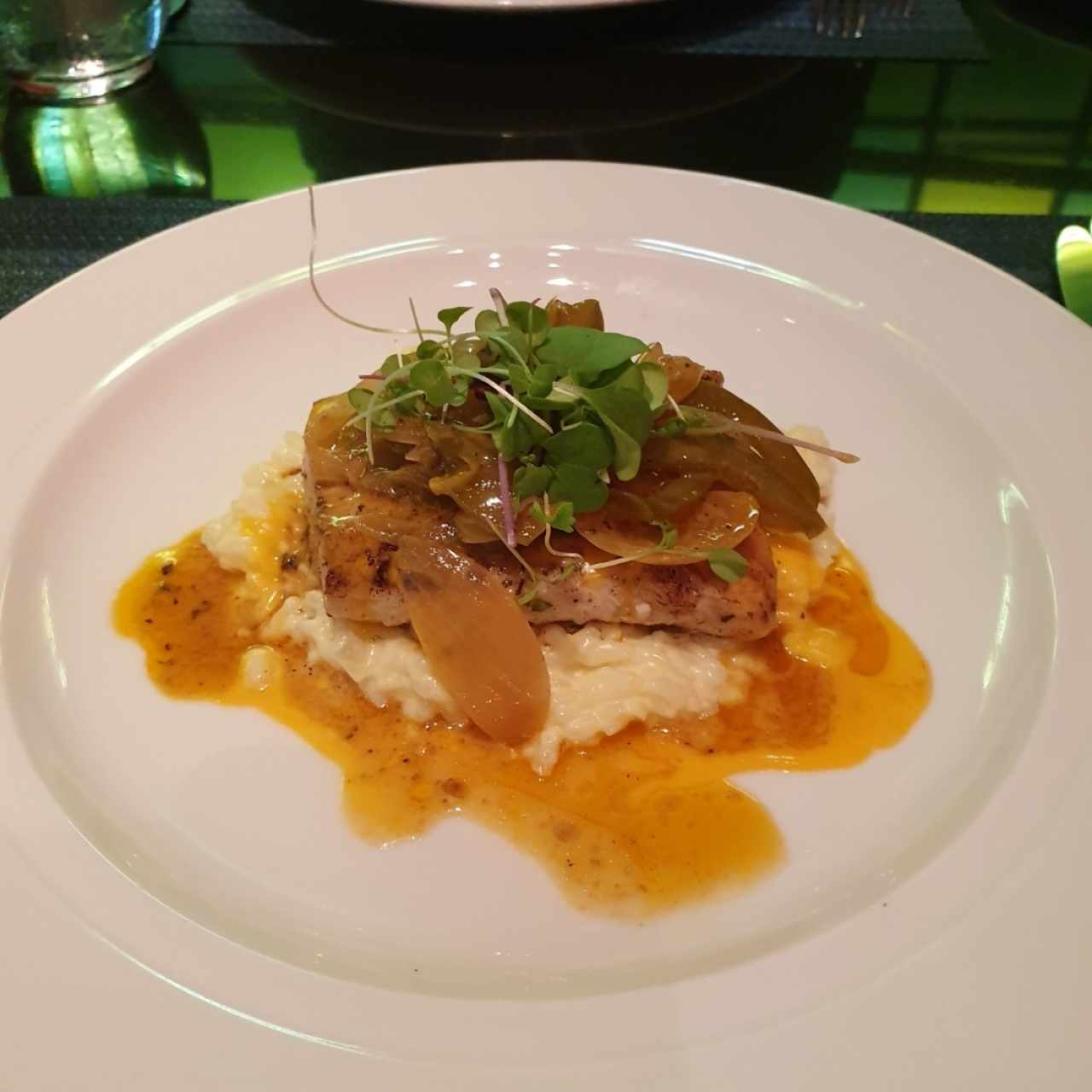 Filete Dorado sobre risotto de hongos.